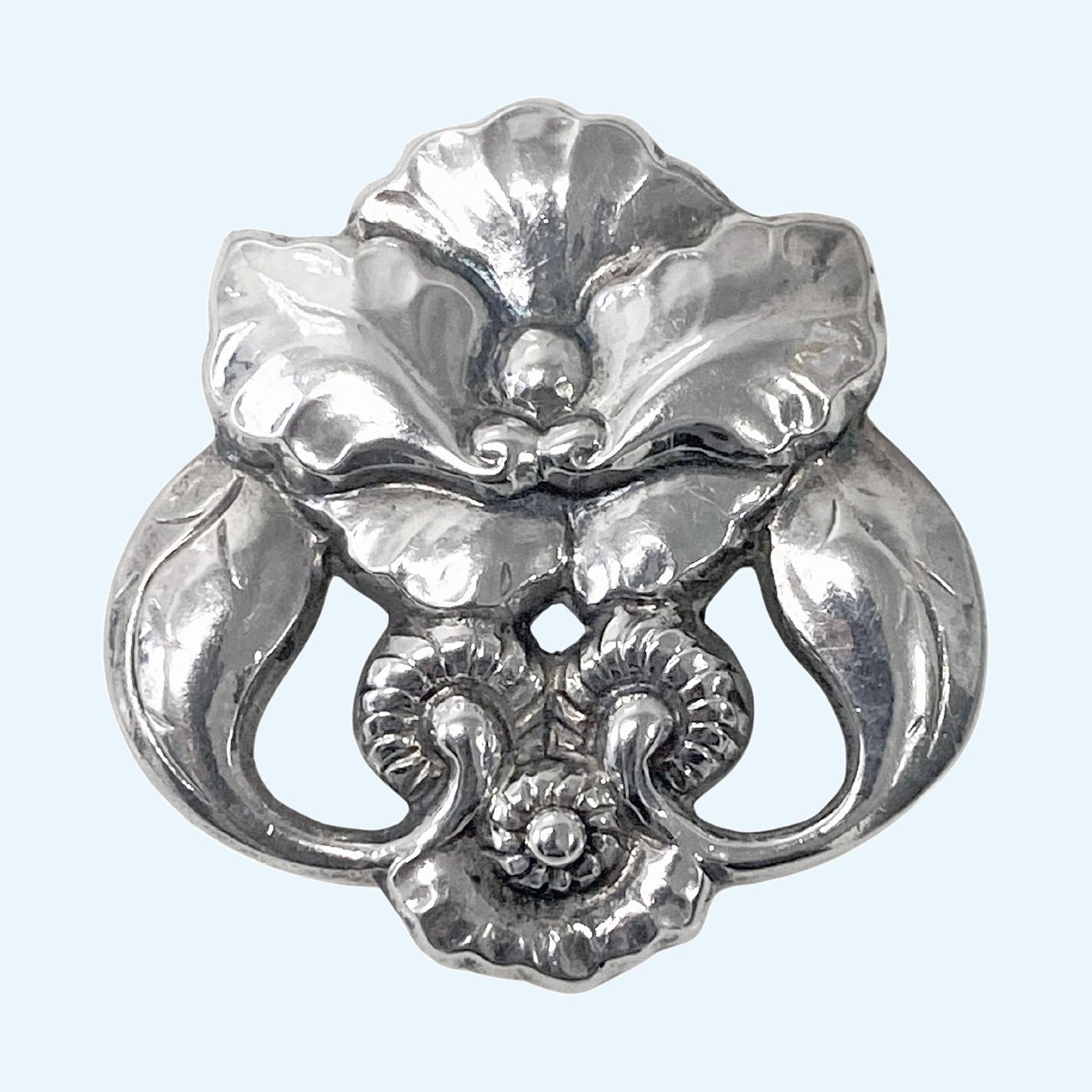 Antike Georg Jensen frühe Brosche 830 std C.1927. Design Nummer 97 offen floral , original Verschluss und Nadel auf der Rückseite. Rückseitig eingraviert A.A. 30. Juni 1927. Volle GI 830 Dänemark 97 Mark auf der Rückseite. Maße: 1,75 x 1,75 Zoll.