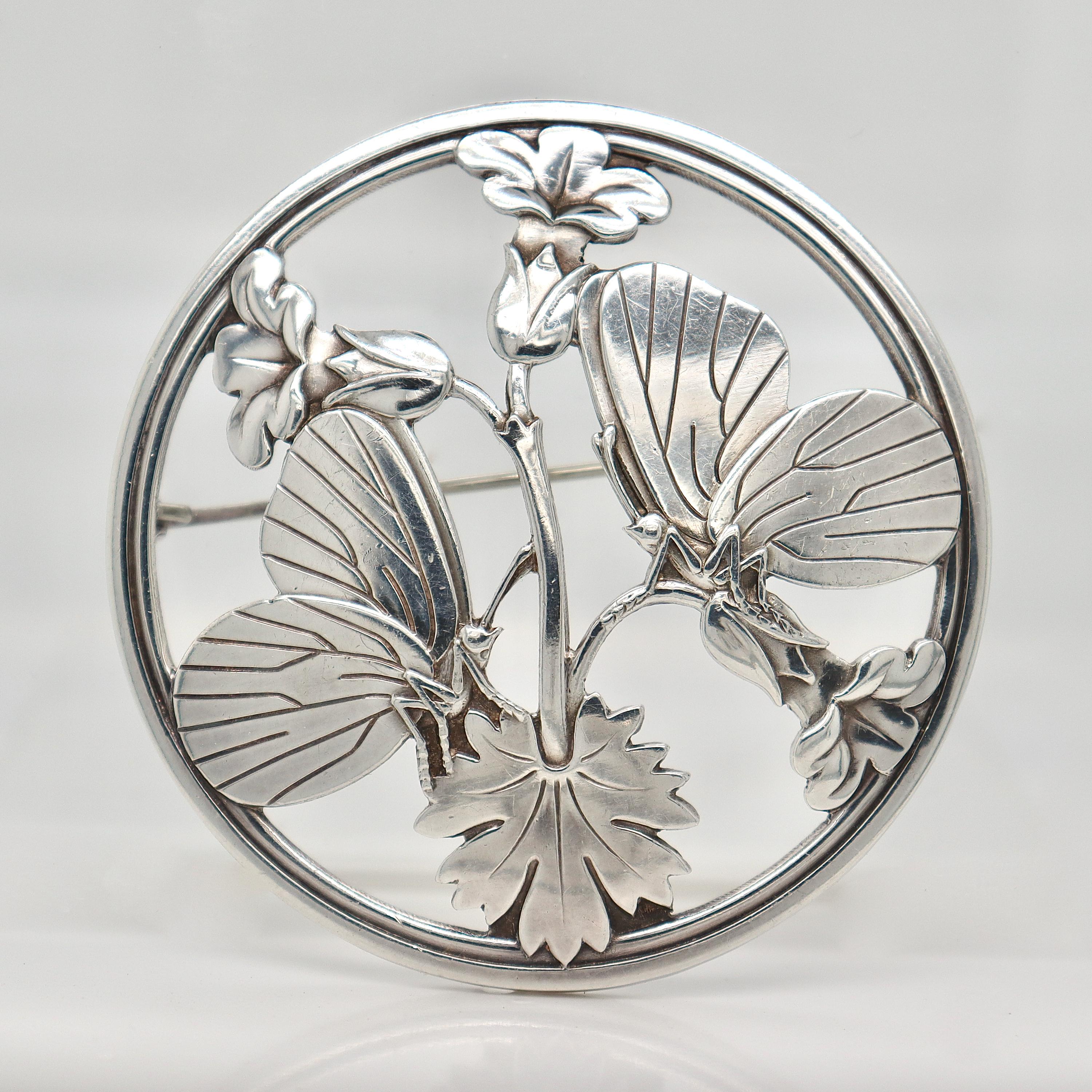 Una bella spilla antica in argento sterling.

Model No. 101  'Moonlight Blossom'.

Disegnato da Arno Malinowski per Georg Jensen.

Una spilla semplicemente meravigliosa, realizzata da uno dei più importanti argentieri danesi!

Data:
Inizio del XX