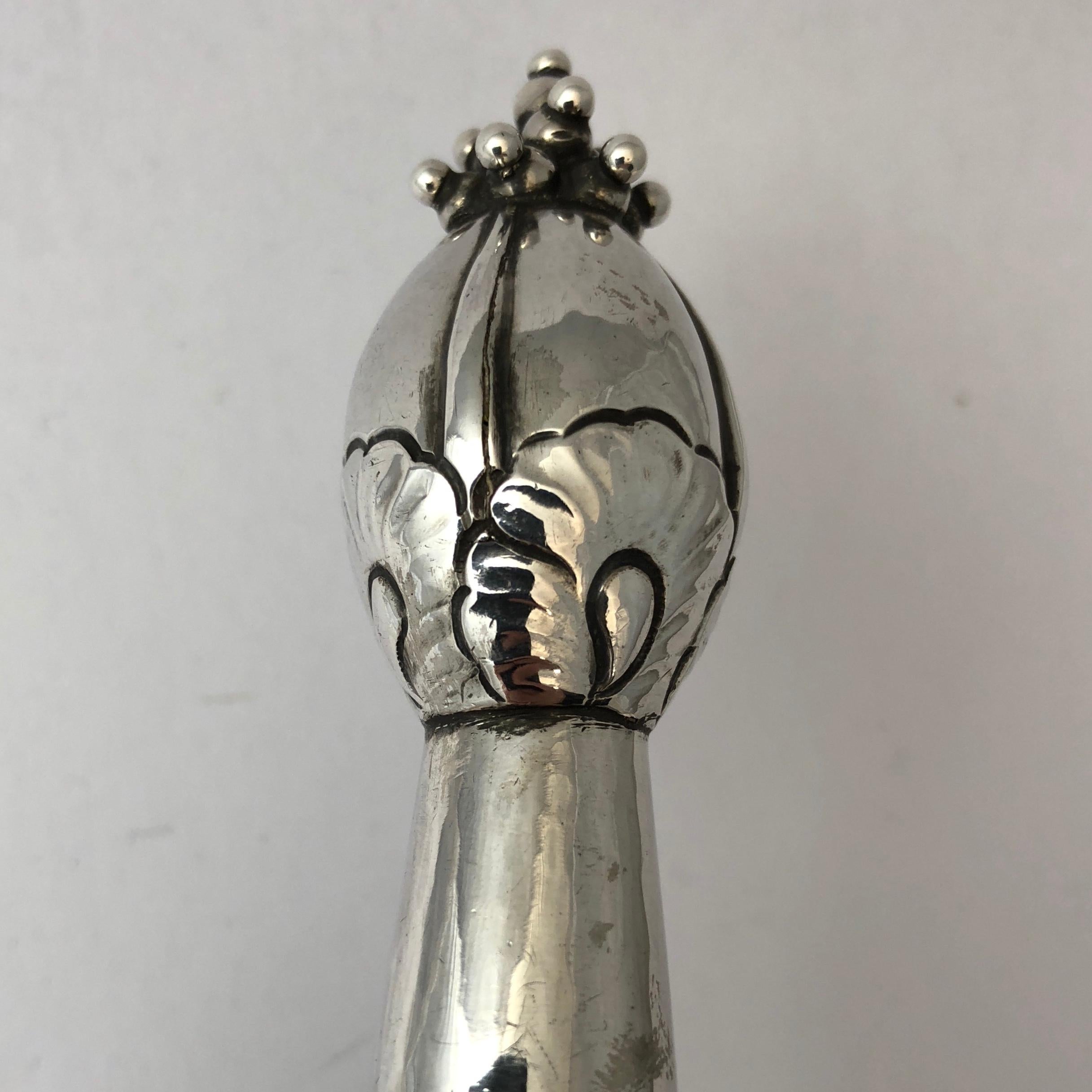 This is an antique sterling silver Georg Jensen punch ladle with ebony shaft and beautiful floral decoration, design #125 by Georg Jensen. Please note the beautiful hand-chased details on the handle and on the bowl of the spoon.

Measures 15 1/4?
