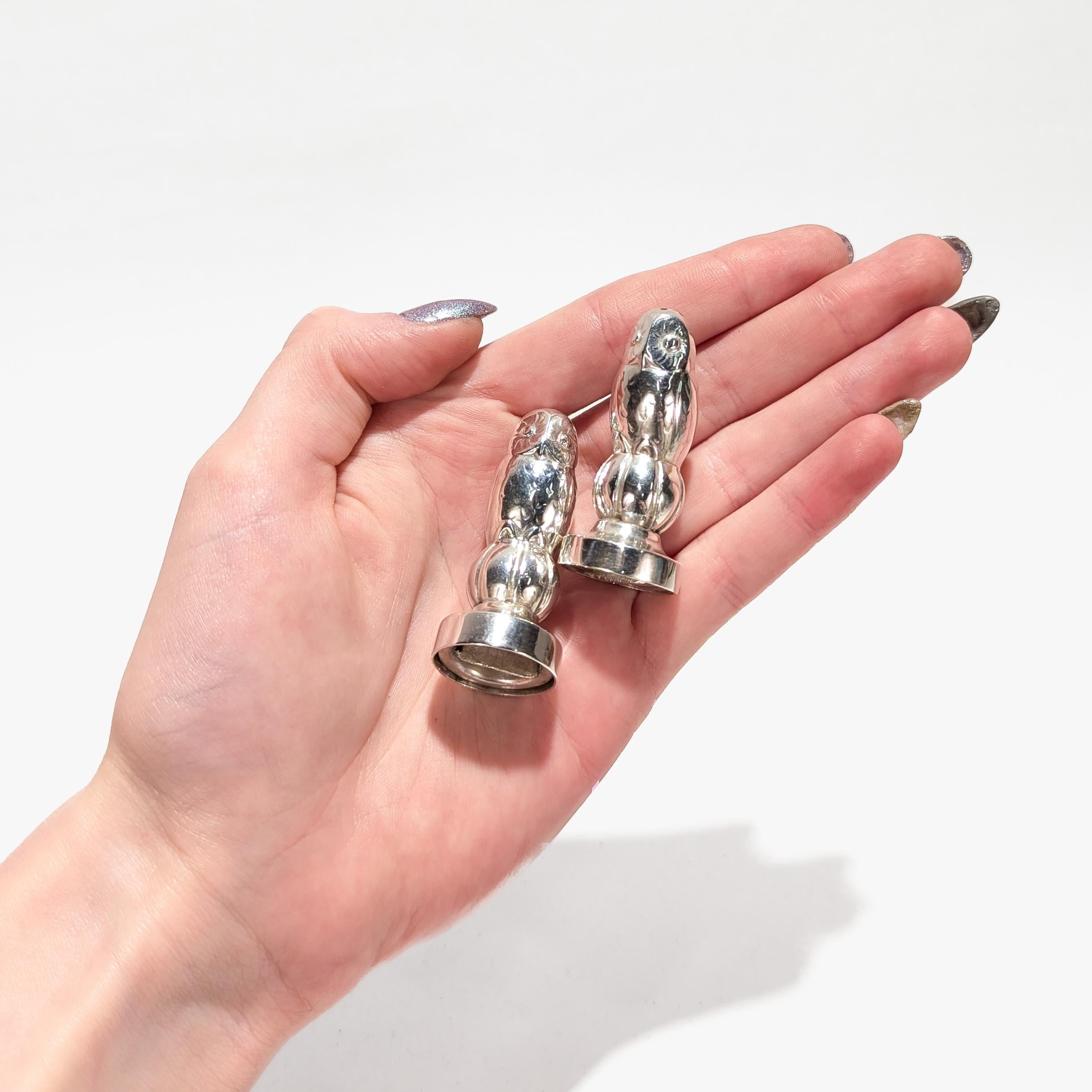 Une belle paire de salières et poivrières en argent figuratif.

Par Georg Jensen. 

En argent sterling.

Numéro de modèle. 36A.

Conçu par Georg Jensen.

Chacun d'entre eux représente un hibou perché sur une boule nervurée soutenue par un pied