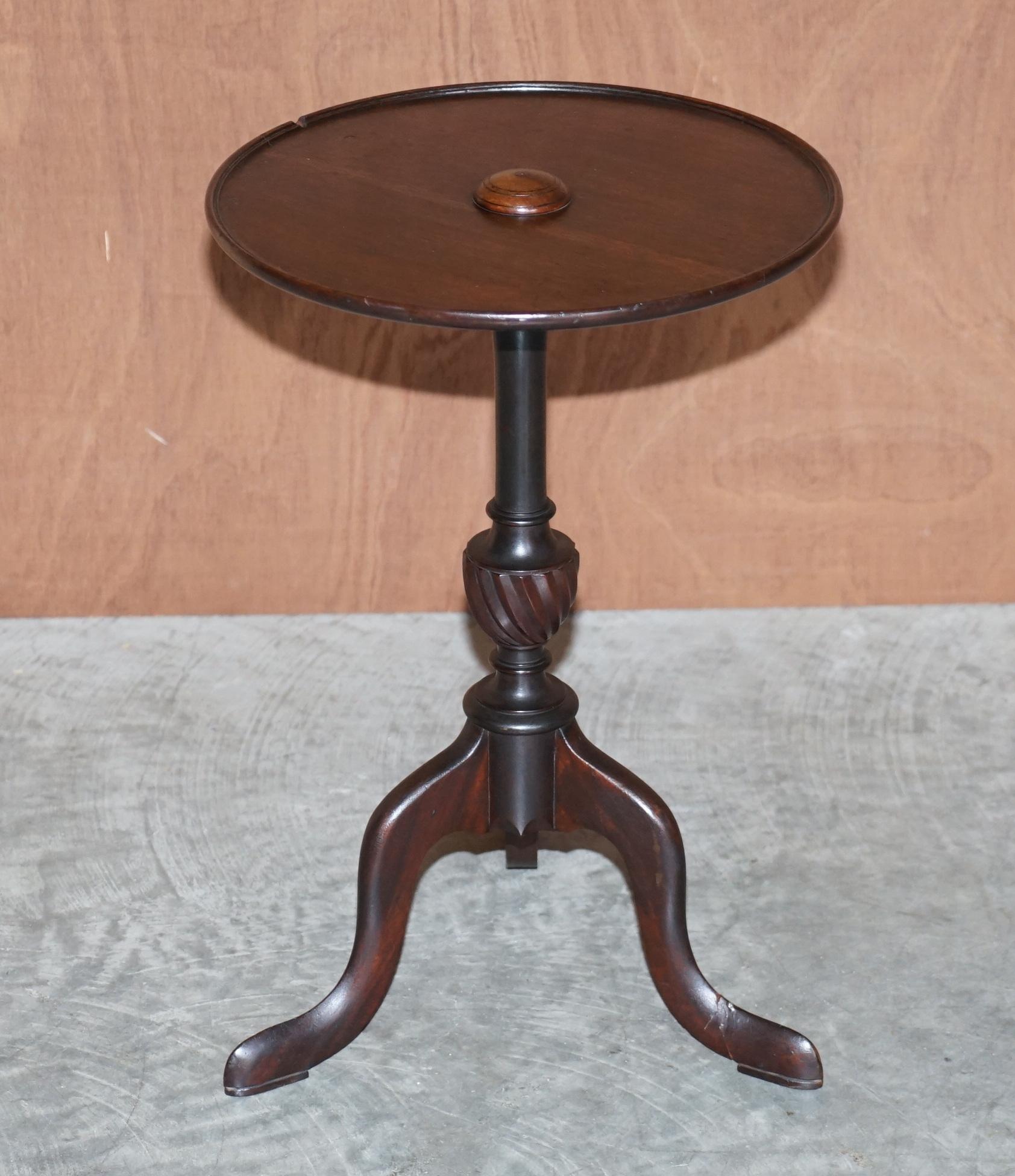 Nous sommes ravis d'offrir à la vente cette belle lampe ou table d'appoint en acajou riche et antique avec une base en colonne joliment tournée qui est de la fin de l'époque géorgienne au début de l'époque victorienne avec un numéro de série