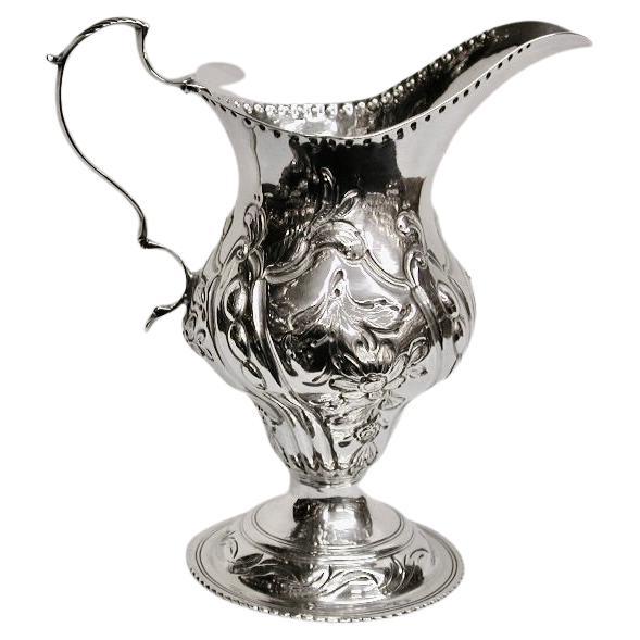 Giorgio III Antica brocca da crema in argento sbalzato George 111 datata 1782 Thomas Shepherd Londra in vendita