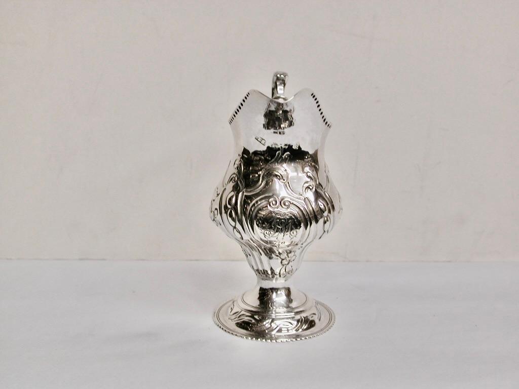 Antica brocca da crema in argento sbalzato George 111 datata 1782 Thomas Shepherd Londra In condizioni buone in vendita a London, GB