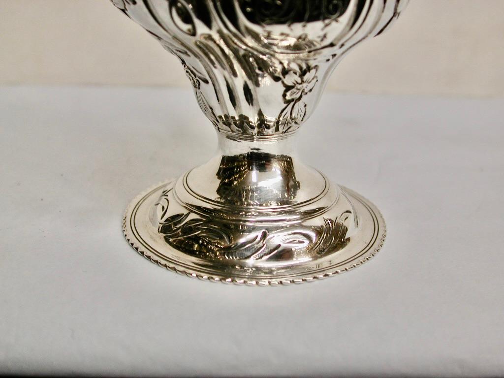 Fine XVIII secolo Antica brocca da crema in argento sbalzato George 111 datata 1782 Thomas Shepherd Londra in vendita