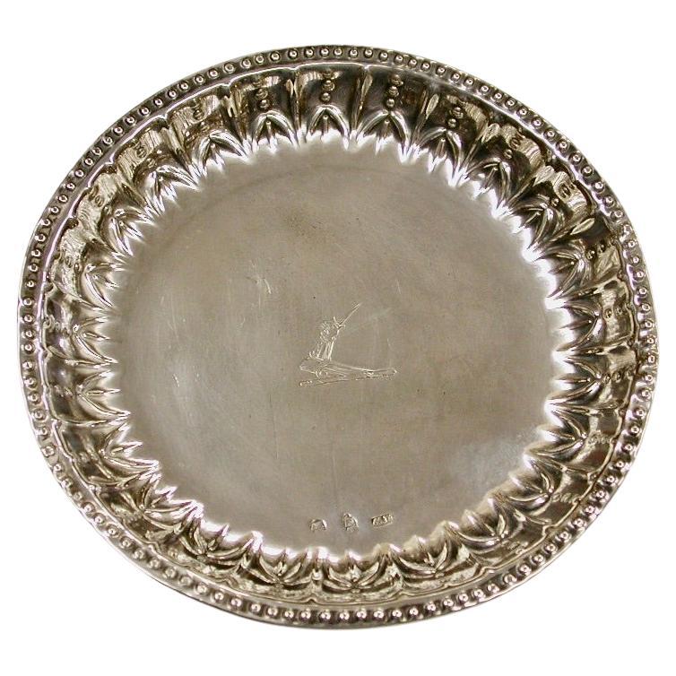 Antigua bandeja de plata irlandesa George 111 fechada hacia 1770 Ensayada en Dublín
Este hermoso plato de grueso calibre es obra de Matthew West, un prolífico fabricante de Dublín.
Pesa 2,64 onzas troy, un 25% más de lo normal.
Este tipo de plato se