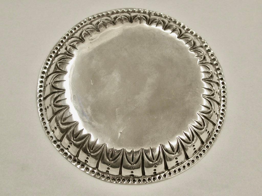 Antigua bandeja de plata irlandesa George 111 fechada hacia 1770 Ensayada en Dublín en Bueno estado para la venta en London, GB