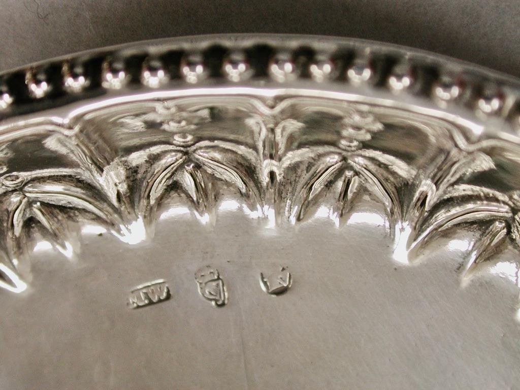 Antigua bandeja de plata irlandesa George 111 fechada hacia 1770 Ensayada en Dublín finales del siglo XVIII en venta