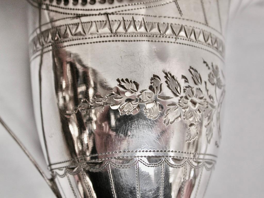 Antique George 111 Silver Bright Cut Helmet Cream Jug Dated 1796 Solomon Hougham
Magnifique gravure en taille douce avec les marques de marteau d'origine à l'intérieur.
