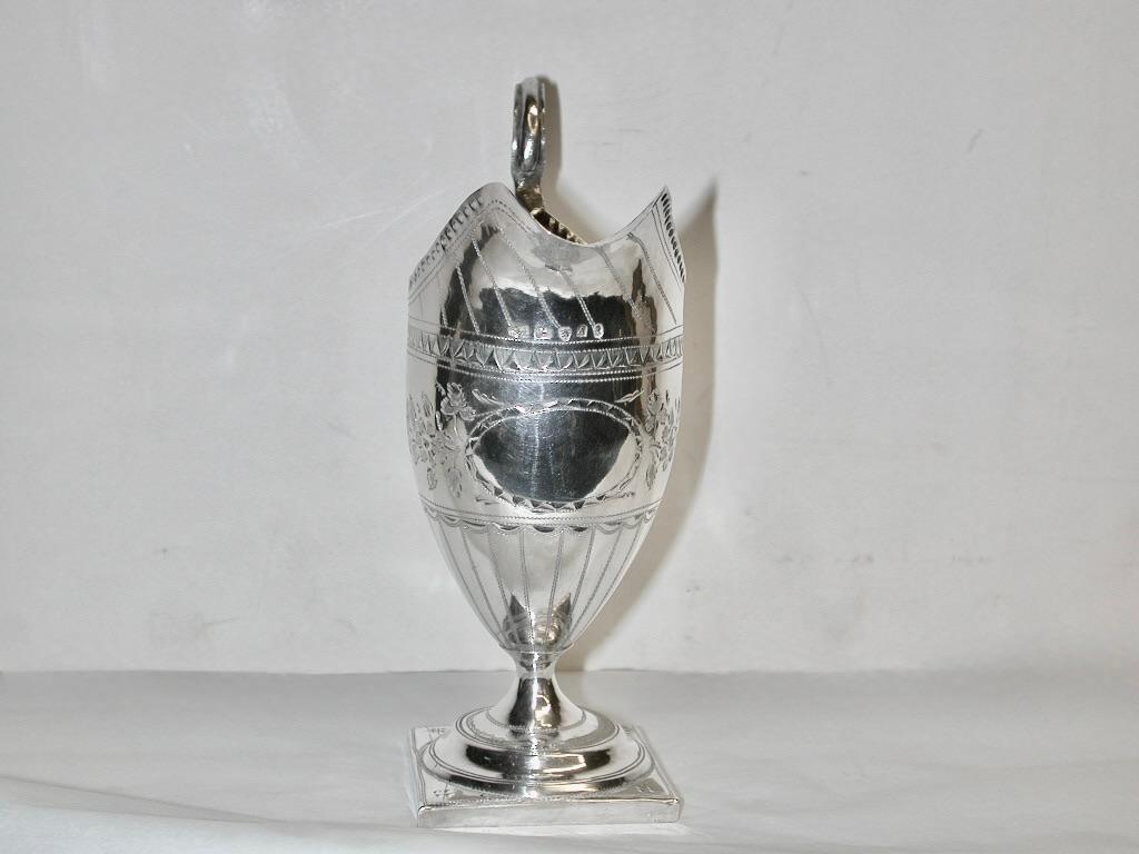 Antique George 111 Silver Bright Cut Helmet Cream Jug Dated 1796 Solomon Hougham Bon état - En vente à London, GB