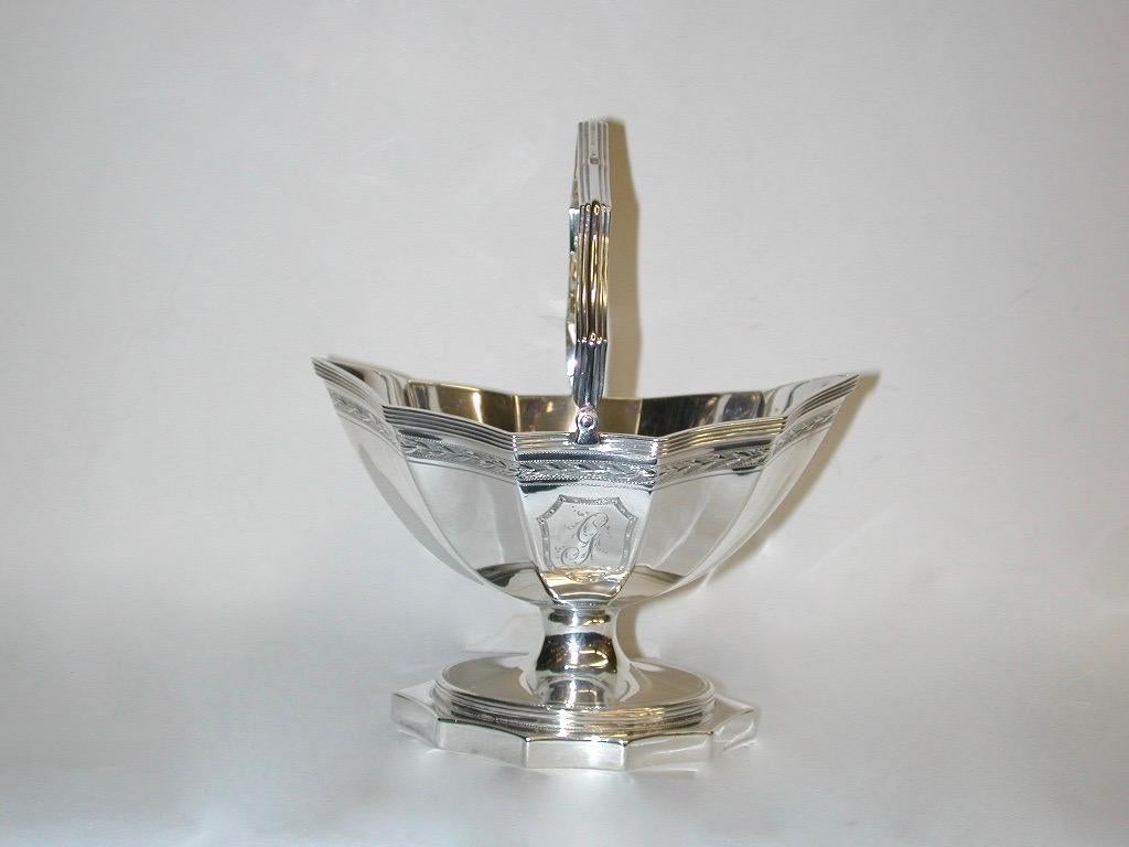 Antiguo cesto de azúcar de corte brillante George 111 Silver  1794 Henry Chawner Londres
Precioso ejemplo de artesanía Geo 111 con una talla brillante soberbia  grabado a mano con
estrías de ala de murciélago en plata de grueso calibre
6,17 onzas
