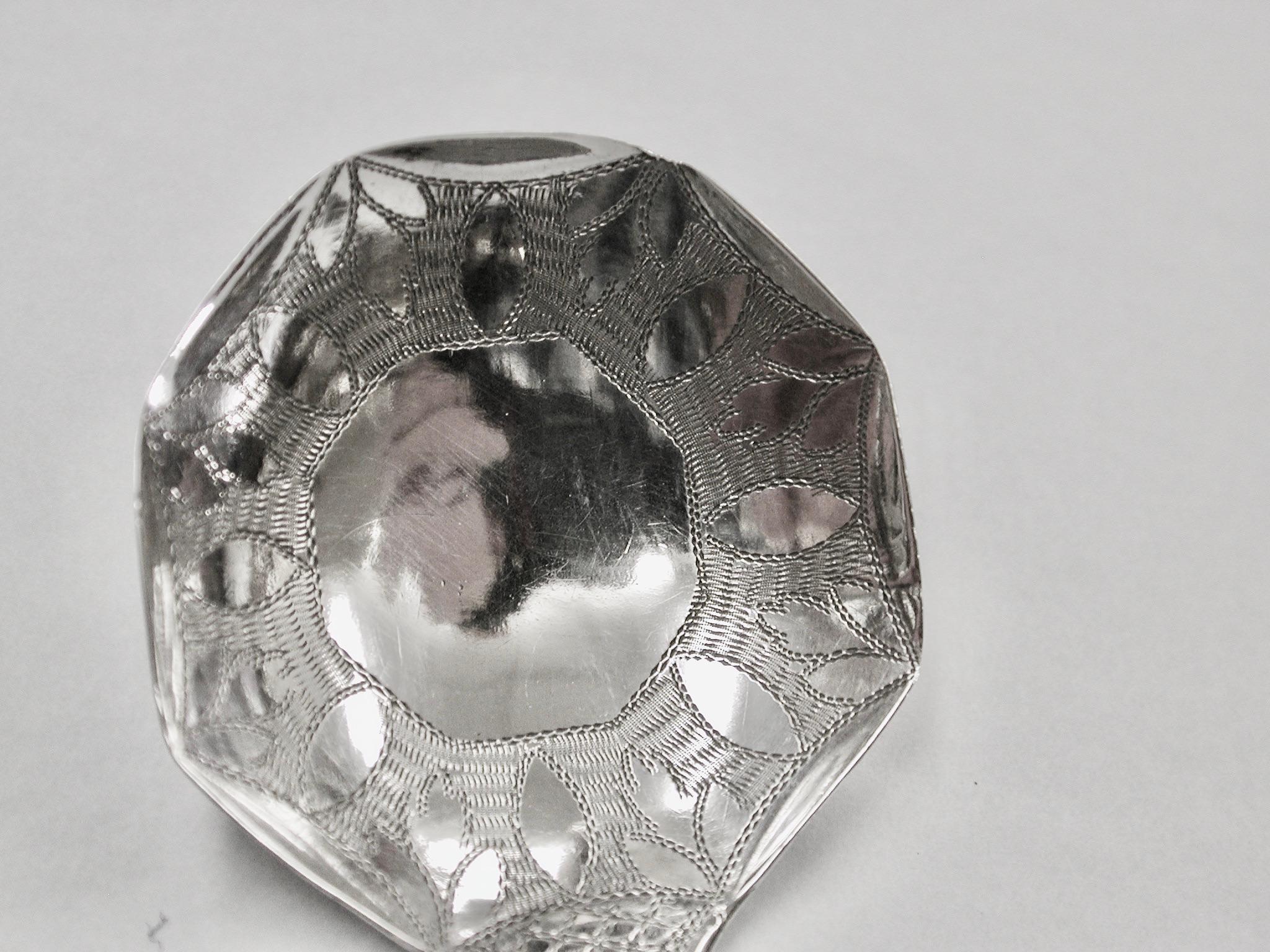 Antigua Cuchara para Té George 111 Silver Bright Cut Fechada en 1817
Fabulosa cuchara Caddy en excelente estado.
El grabado de corte brillante es tan nítido hoy como el día en que se hizo.