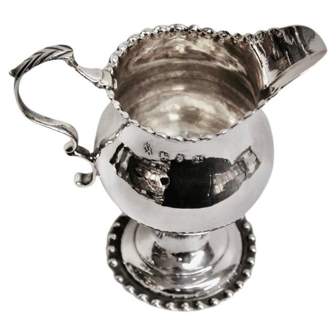 Ancienne cruche à crème en argent de George 111 datée de 1775 Londres
Réalisé par Nathanial Appleton & Anne Smith
Joli pot à crème en forme de poire avec bordures en croûte de tarte
Forme typique pour 1775