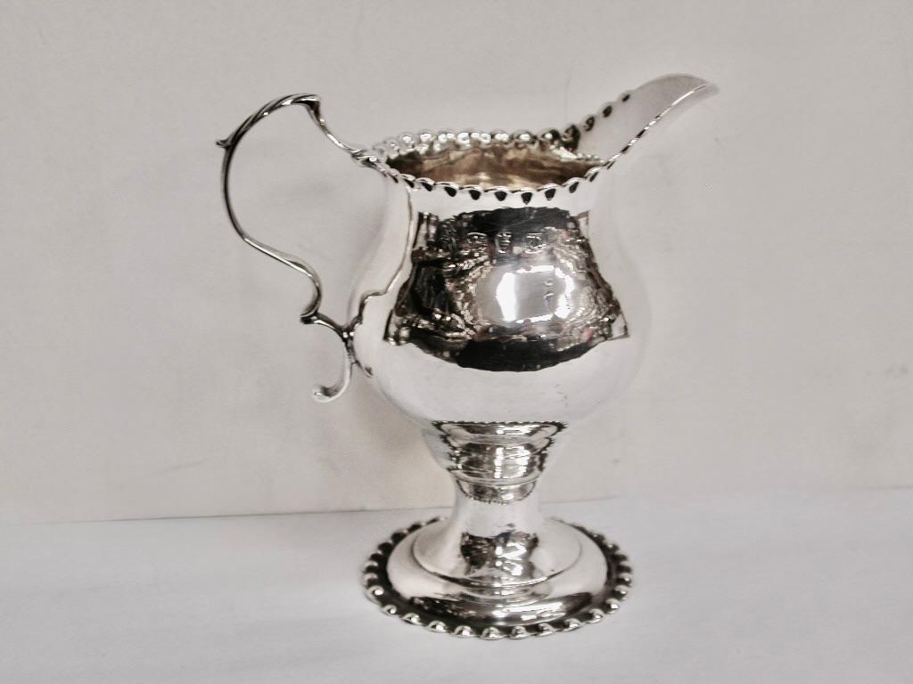 George III Ancienne cruche à crème en argent de George 111 datée de 1775 Londres en vente