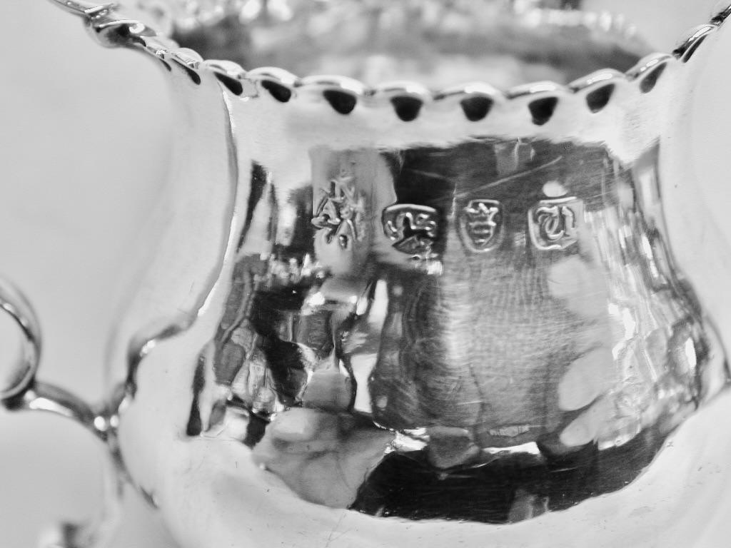 Anglais Ancienne cruche à crème en argent de George 111 datée de 1775 Londres en vente