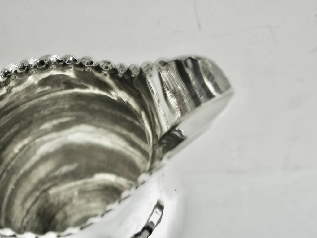 Fin du XVIIIe siècle Ancienne cruche à crème en argent de George 111 datée de 1775 Londres en vente