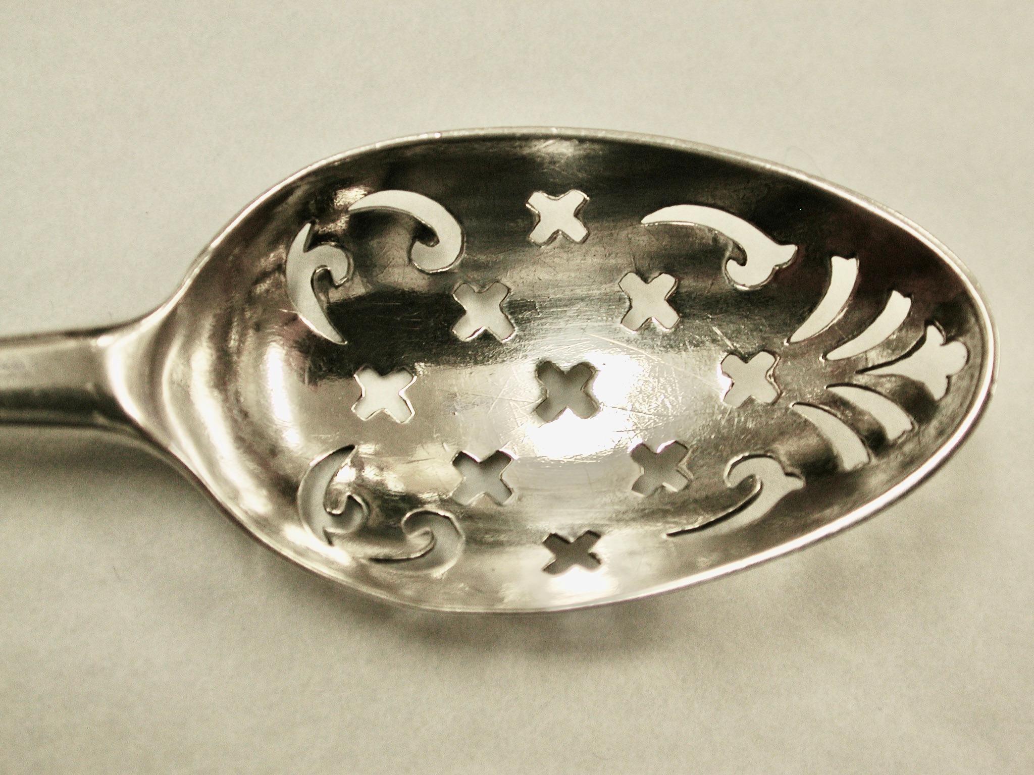 Antigua cuchara moteada de plata George 111 Fechada circa 1760 James Marson Londres
Gran ejemplo de cuchara moteada original, con las iniciales originales del propietario grabadas a mano.
El cuenco ha sido perforado a mano con una sierra de calar
El