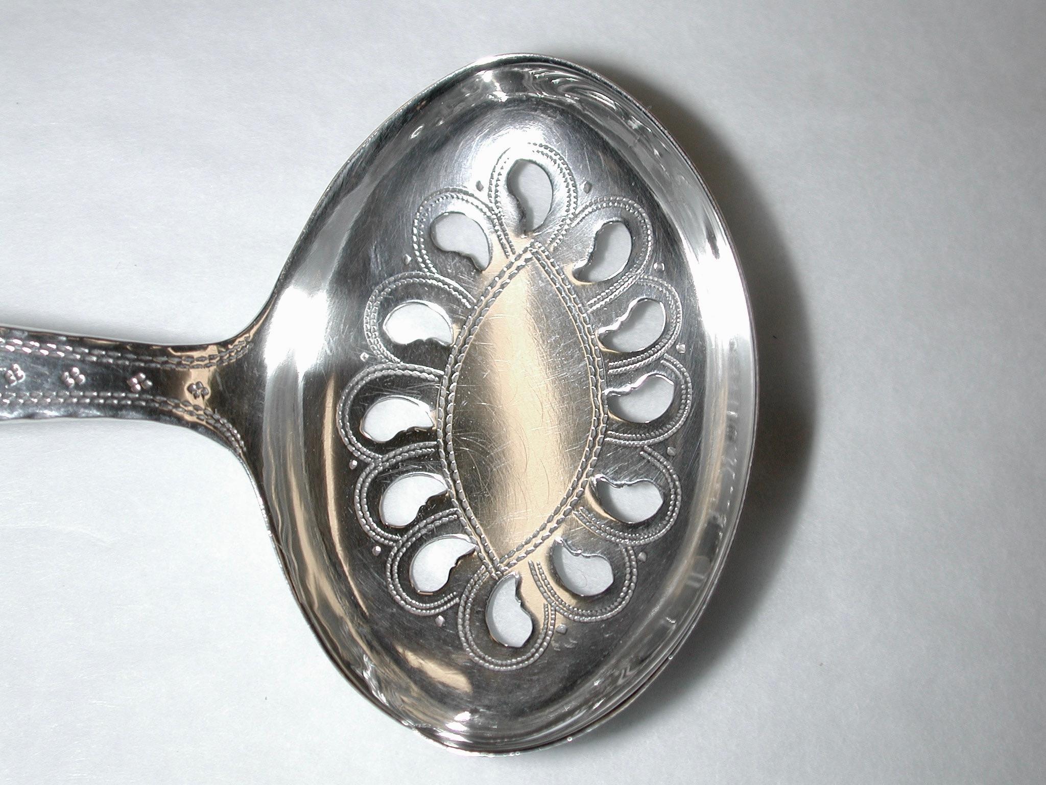 Antico cucchiaio da tè George 111 in argento traforato e inciso datato 1796
Questo cucchiaio è in condizioni fantastiche ed è stato realizzato dal prolifico  Joseph Taylor, produttore di cucchiai da tavolo di Birmingham.