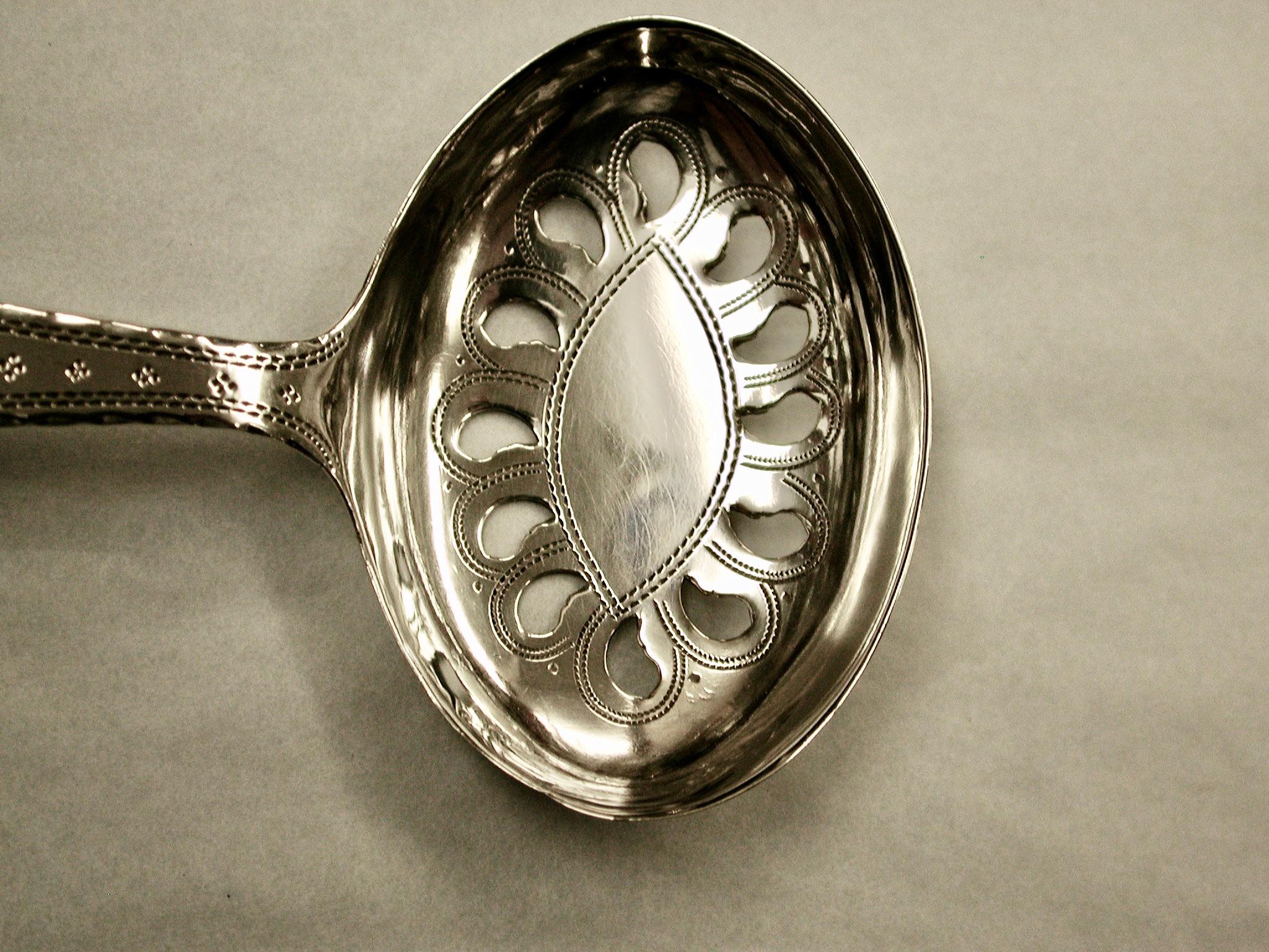 Antico cucchiaio da tè George 111 in argento traforato e inciso datato 1796 In condizioni buone in vendita a London, GB
