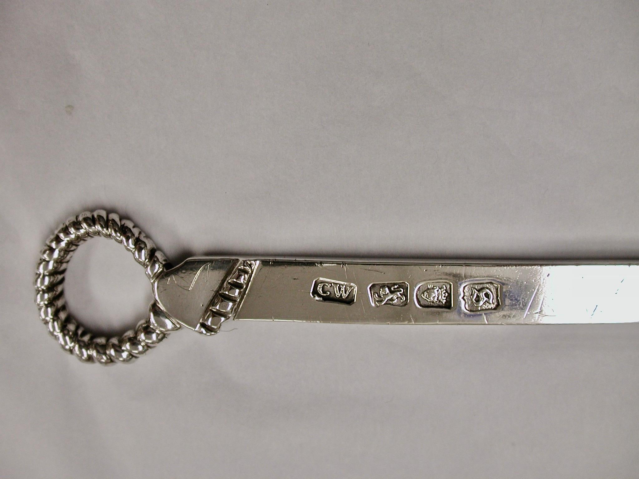Brochette ancienne en argent de George 111 datée de 1773, fabriquée par Charles Wright, Londres
Brochette en argent de fort calibre avec manche en forme de fouet, ornée d'un bel écusson familial.
Idéal de nos jours comme ouvre-lettres, magnifique