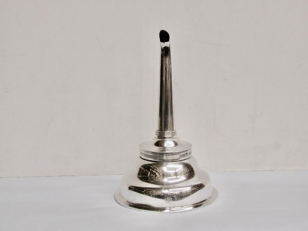 Entonnoir à vin ancien George 111 en argent daté de 1793 Londres Alexander Field
Un exemple fantastique d'entonnoir à vin de la fin du XVIIIe siècle avec un bord fileté typique.
Le bec et la poignée du bol à punch sont en bon état.
Il est également