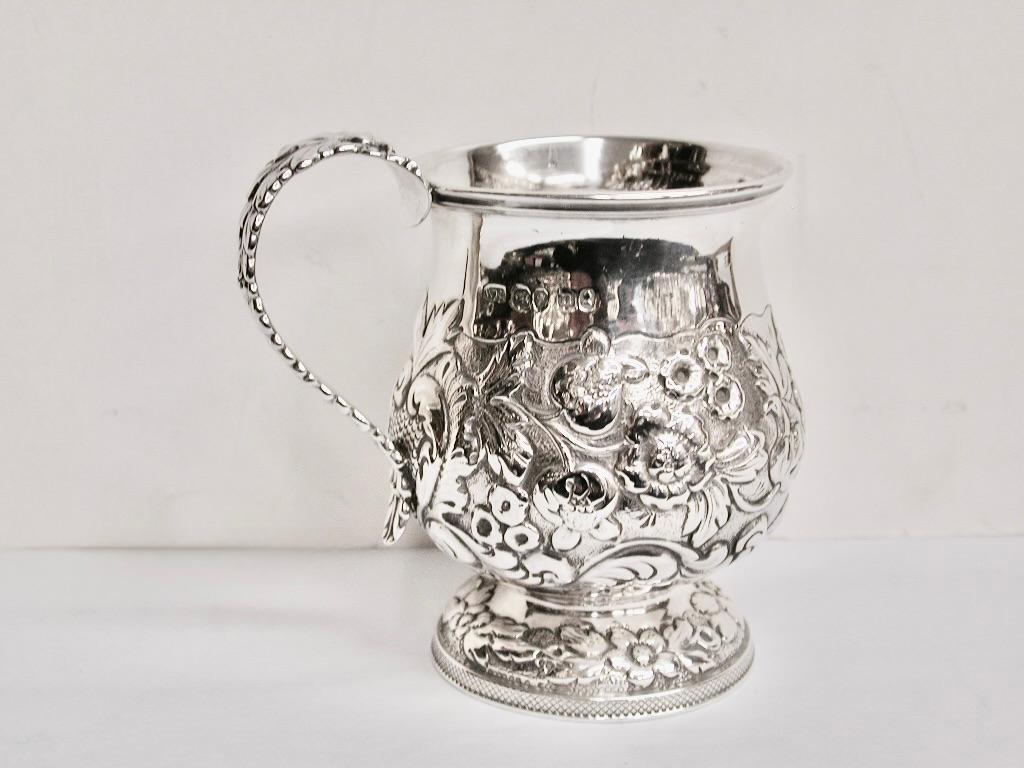 Antique George 1V Embossed Silver Christening mug Dated 1828 London William King
Heavy embossed christening mug with acanthus leaf handle.