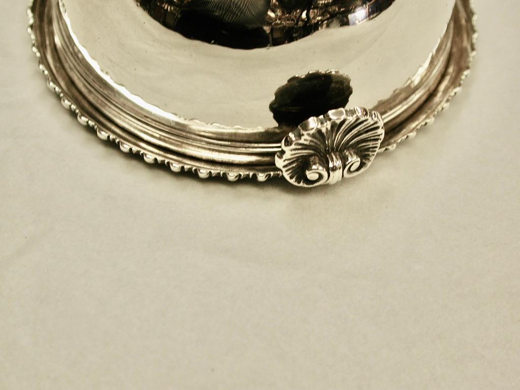 Antico imbuto da vino in argento George 1V datato 1825 da Emes & Barnards di  Londra
Realizzato in argento di grosso calibro, con un peso di 4,96 once troy.
Realizzato dai prolifici argentieri londinesi Rebecca Emes & Edward Barnard
Quando il