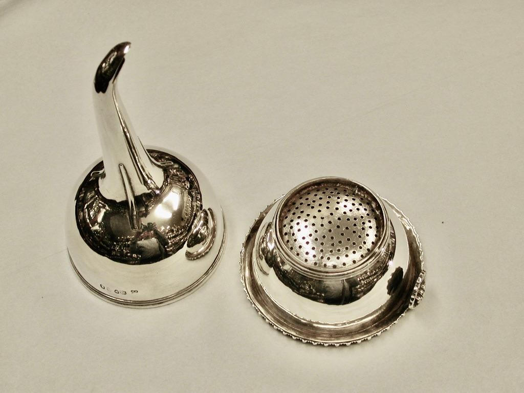 Giorgio IV Antico imbuto per vino in argento George 1V datato 1825 da Emes & Barnards London in vendita