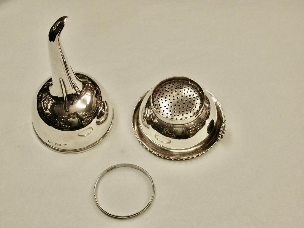 Antico imbuto per vino in argento George 1V datato 1825 da Emes & Barnards London in vendita 1