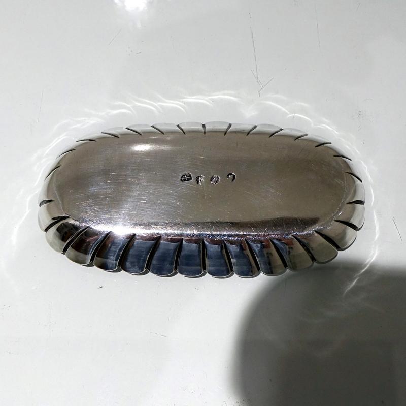 A fine and rare early 18th century spoon tray oval in shape and designed with a fluted gallery wall which has a wavy edge for decorative highlights.

Weight: 3.3 troy ounces/104 grams

Measures: Length 6.1 inches/15.5cm.