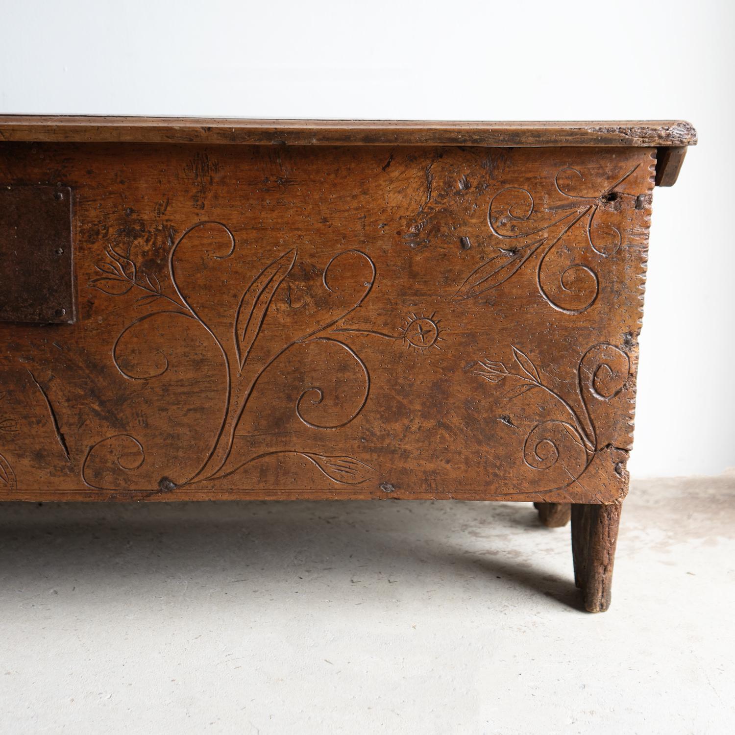 Antike George I Chip geschnitzt Zeder sechs Plank Chest/Coffer, frühen 18. (Britisch) im Angebot