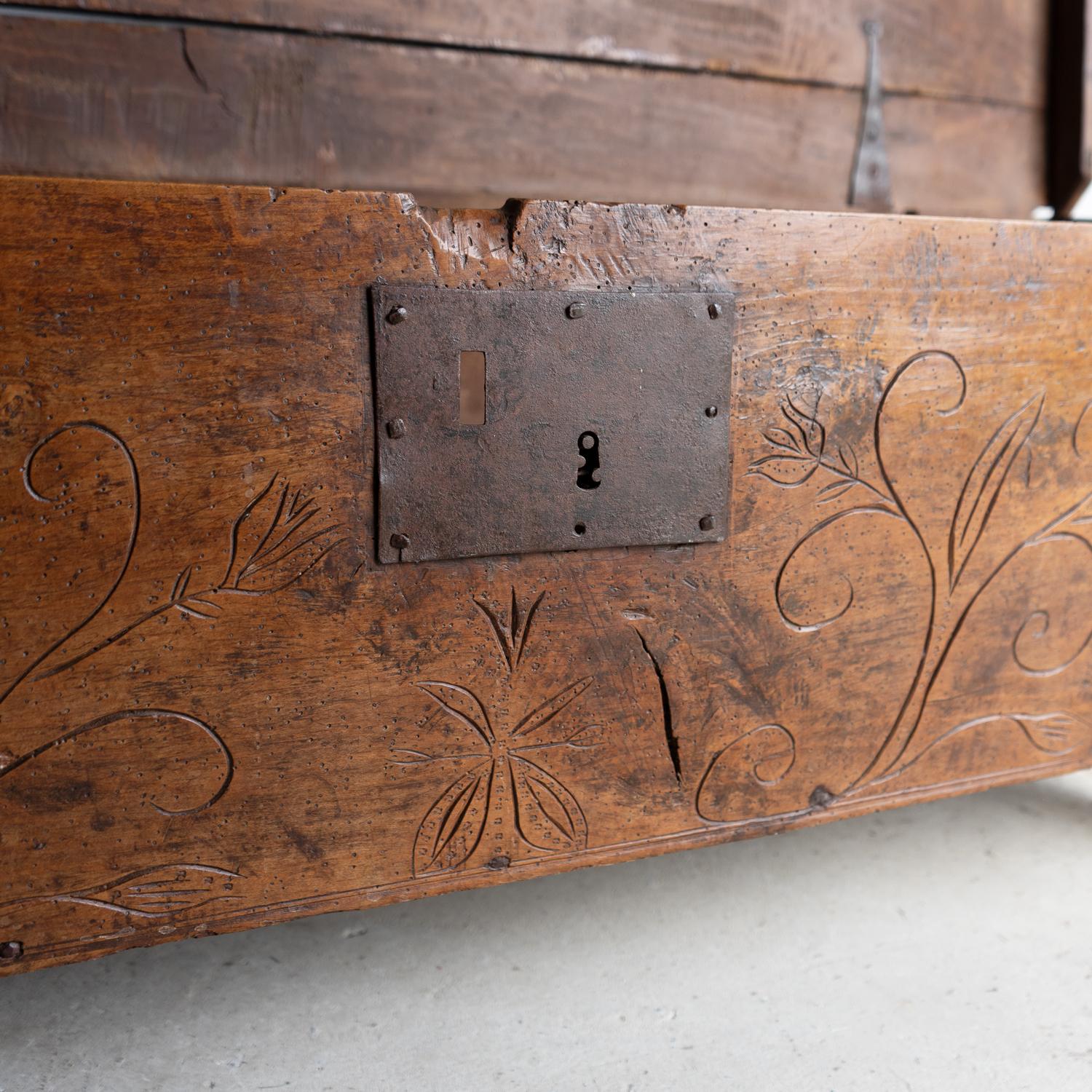 Antike George I Chip geschnitzt Zeder sechs Plank Chest/Coffer, frühen 18. (18. Jahrhundert) im Angebot