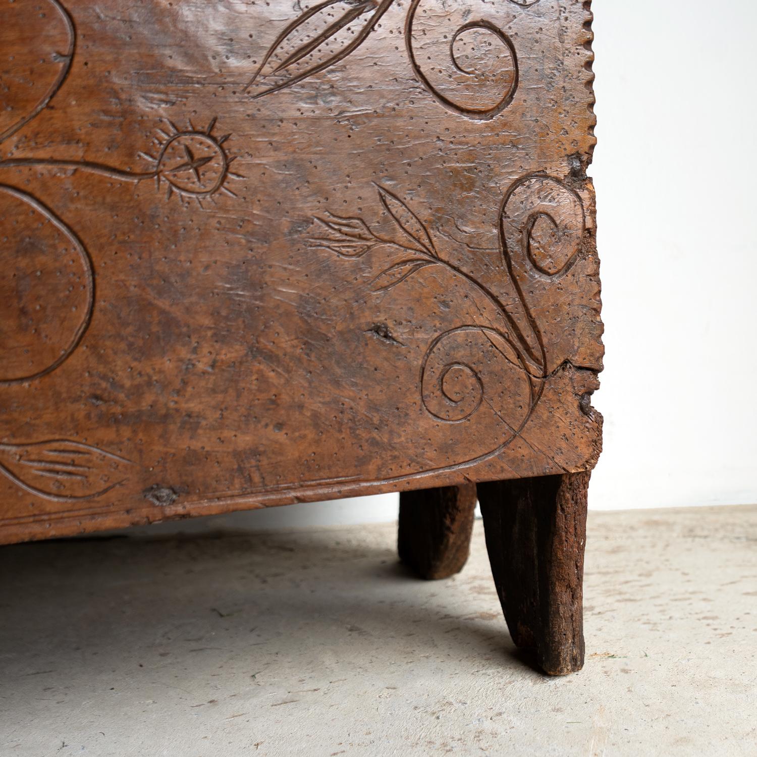 Antike George I Chip geschnitzt Zeder sechs Plank Chest/Coffer, frühen 18. (Eisen) im Angebot