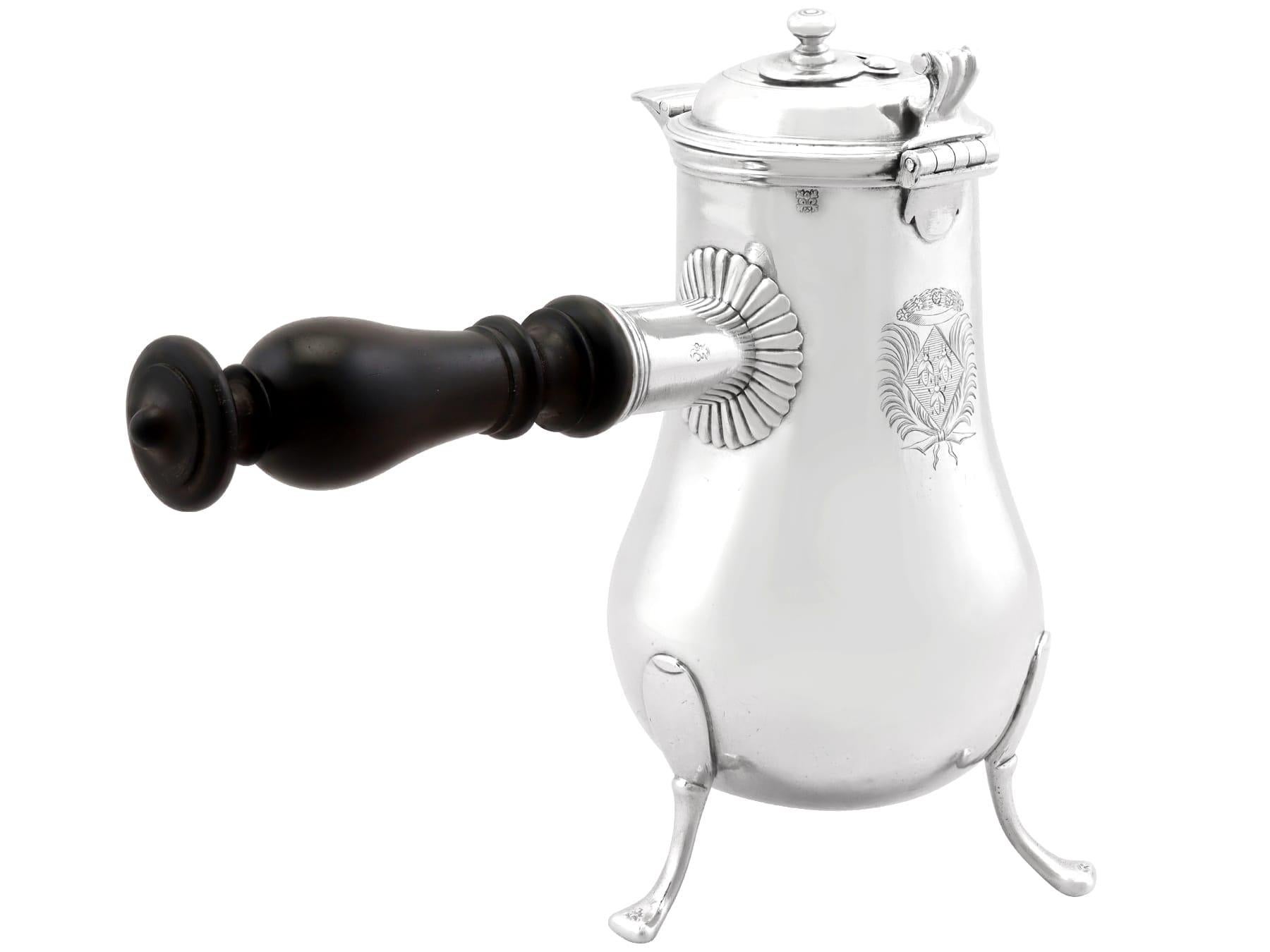 Antique George I French Silver Side-Handled Chocolate Pot (Frühes 18. Jahrhundert) im Angebot