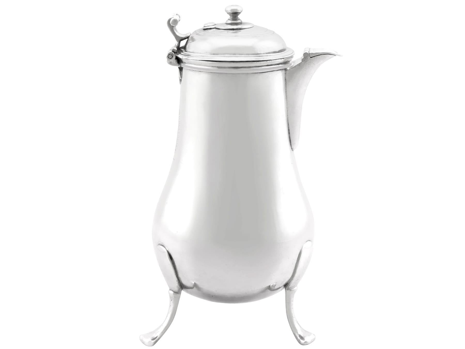 Antique George I French Silver Side-Handled Chocolate Pot (Silber) im Angebot