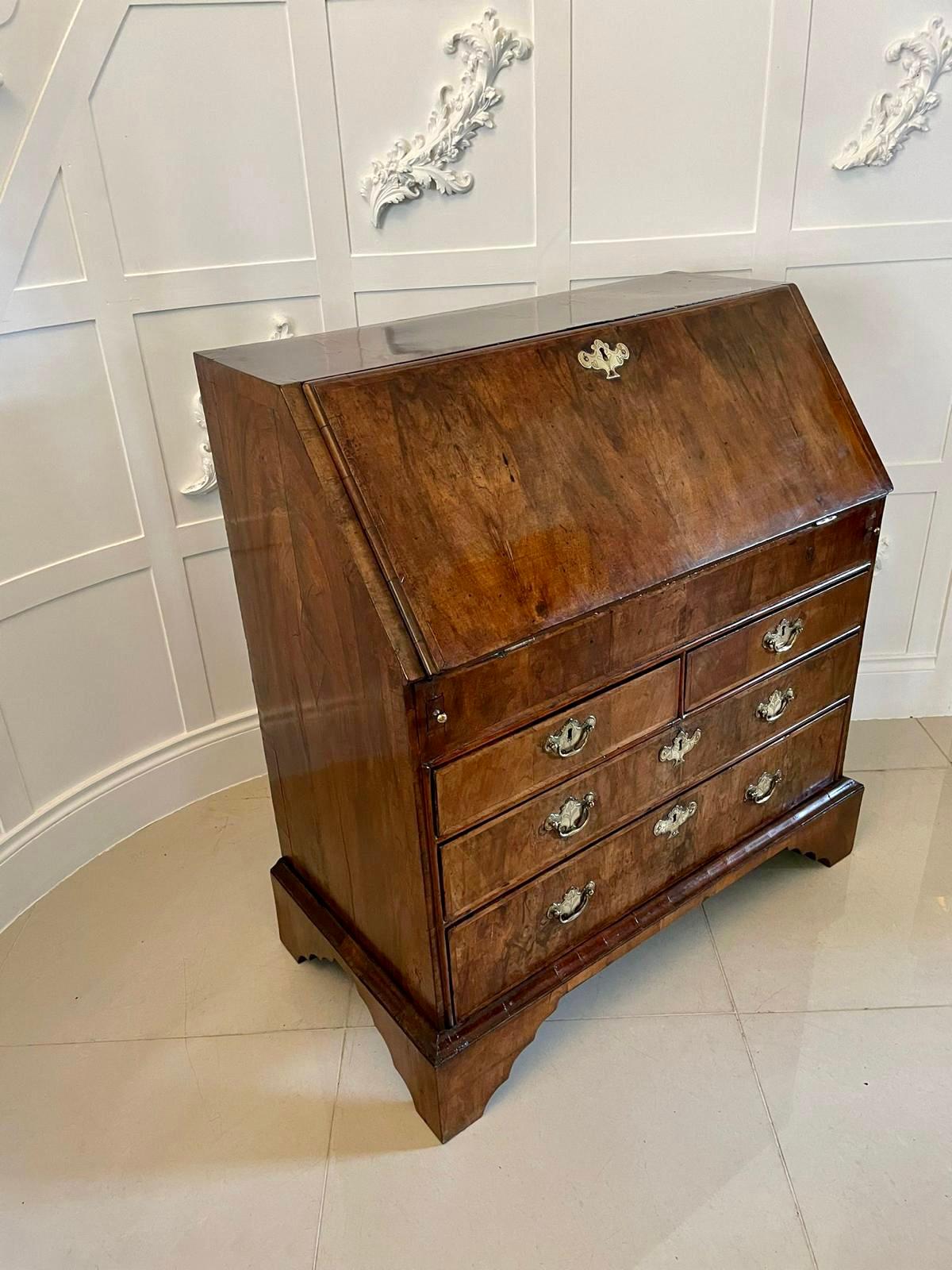 Antike George I Qualität Figured Walnut Bureau (Frühes 18. Jahrhundert) im Angebot