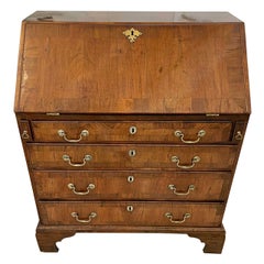 Bureau ancien en noyer figuré de qualité George I