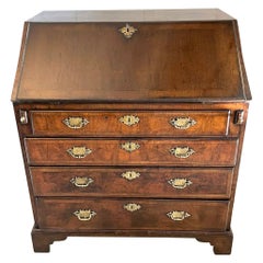 Bureau ancien en noyer figuré à chevrons incrustés de qualité George I
