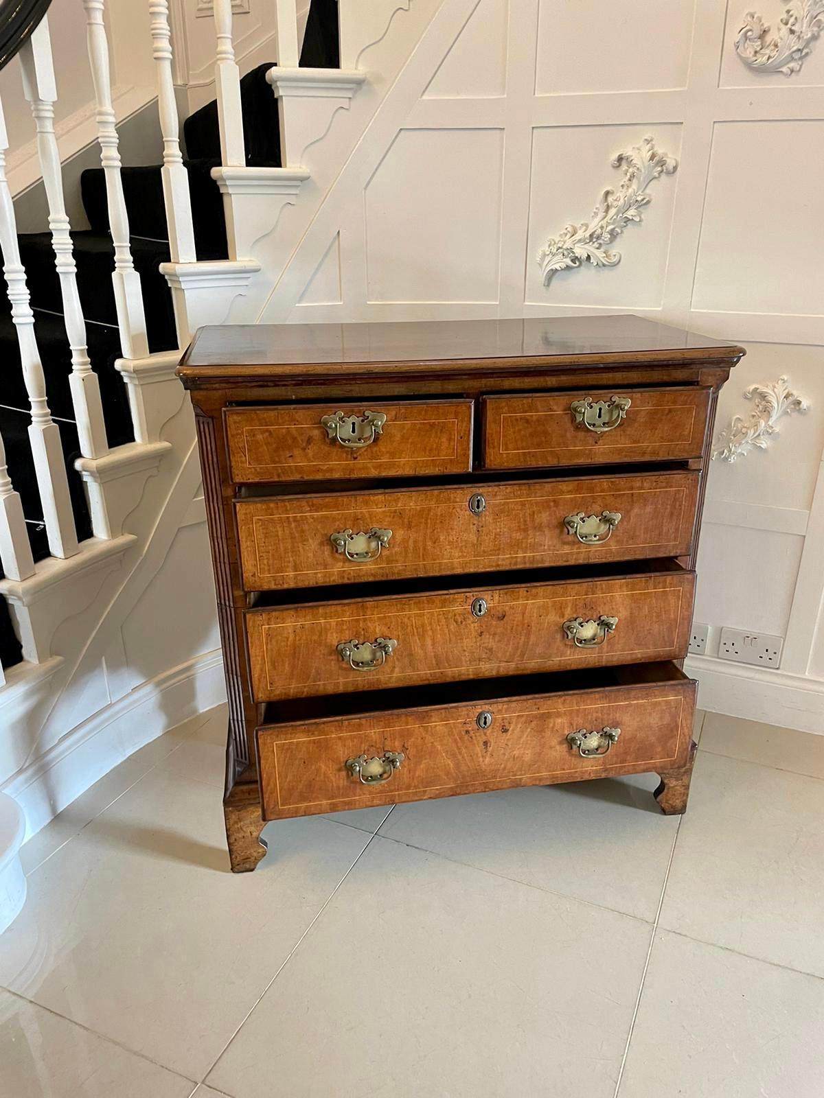Antique George I quality figured walnut two part chest of five drawers having a solid walnut top with a moulded edge above two short and three long figured walnut inlaid oak lined drawers with brass handles, attractive canted reeded corners standing