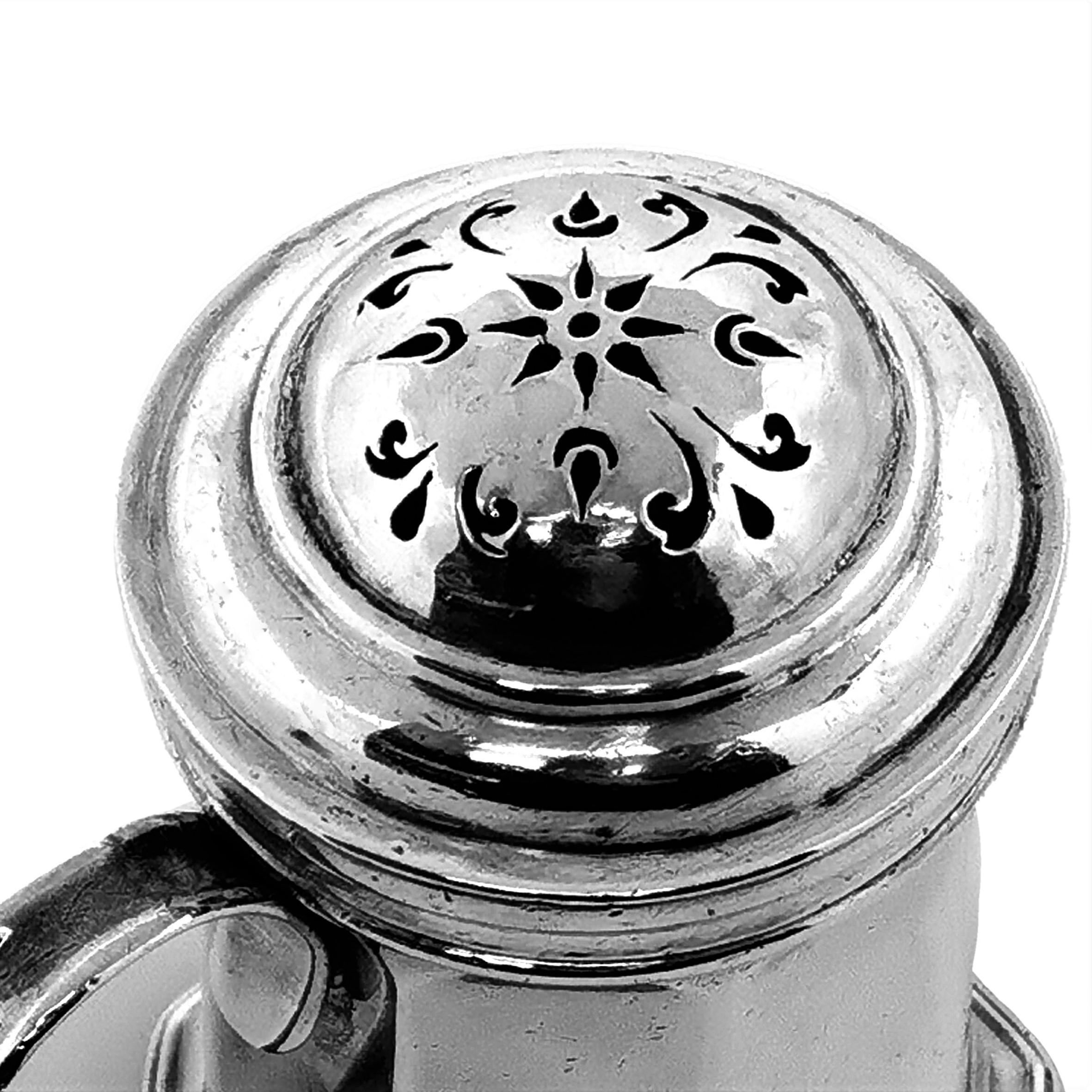 Antique George I Sterling Silver Pepper Shaker / Caster 1722 In Good Condition In London, GB