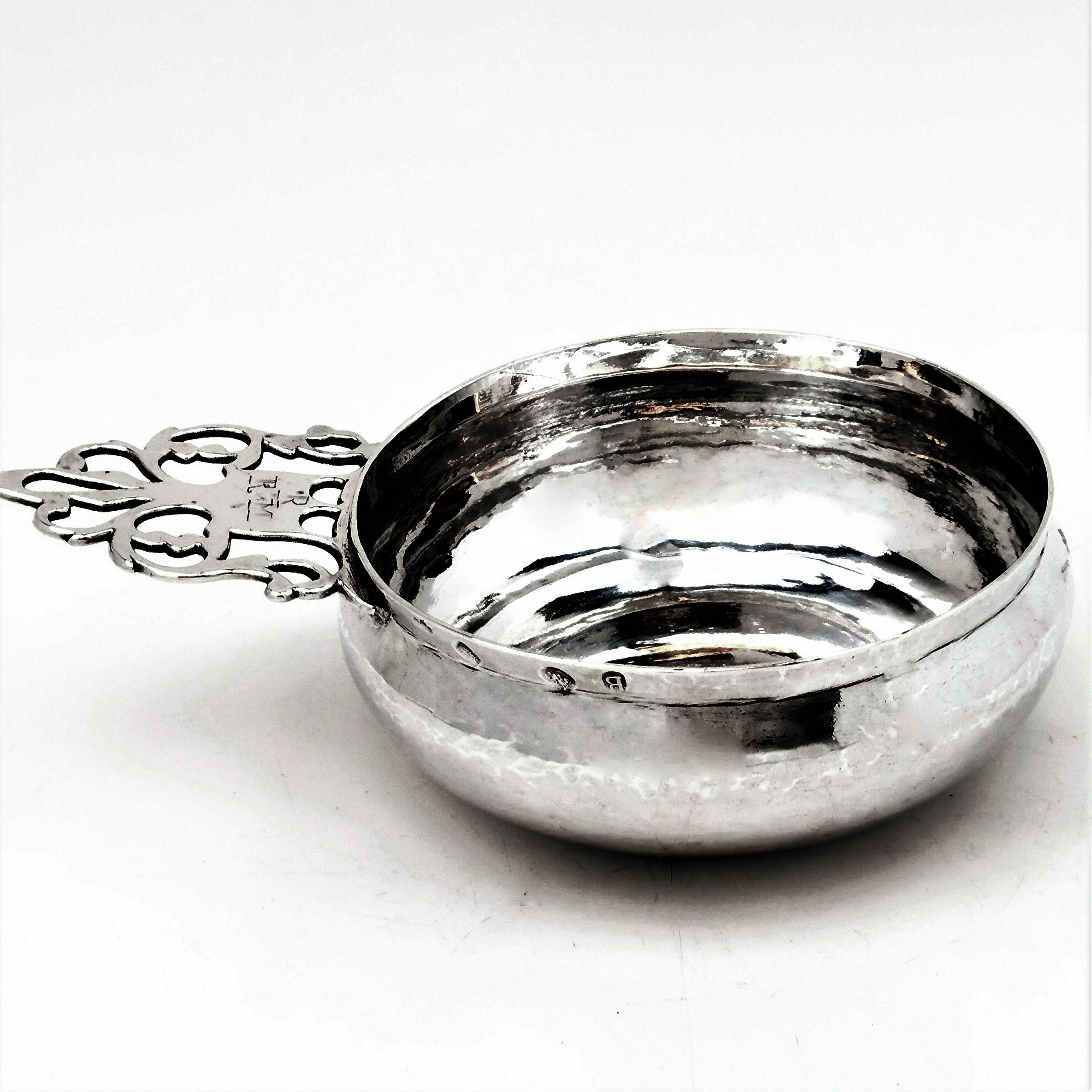 A classic antique George I solid Silver Porringer / Bleeding Bowl with a substantial shaped handle. The handle has an engrave monogram R over RM. The bowl has a classic baluster shape.

Made in London in 1717 - maker unascribed.

Approx. Weight -