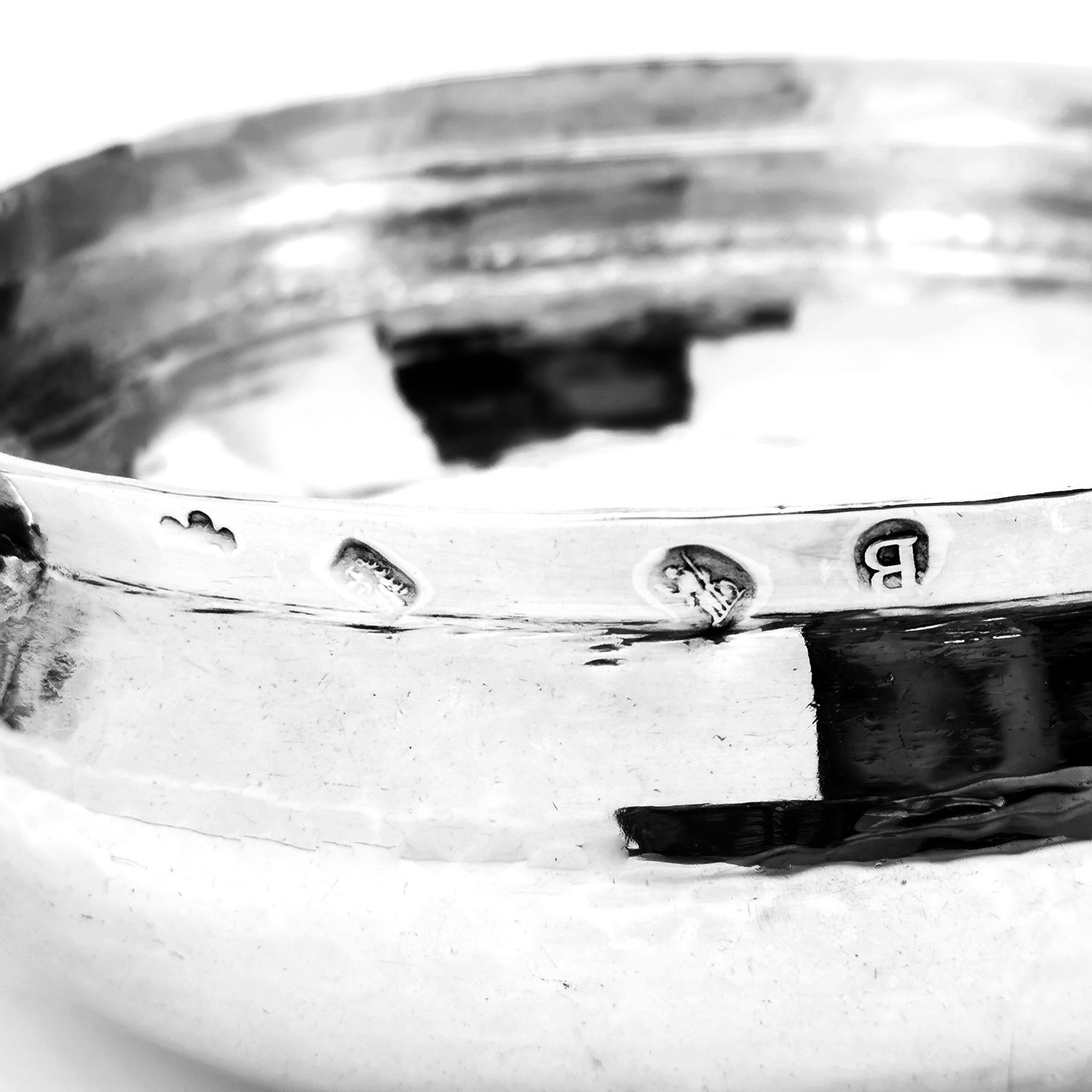 Antique George I Sterling Silver Porringer / Bleeding Bowl 1717 In Good Condition For Sale In London, GB