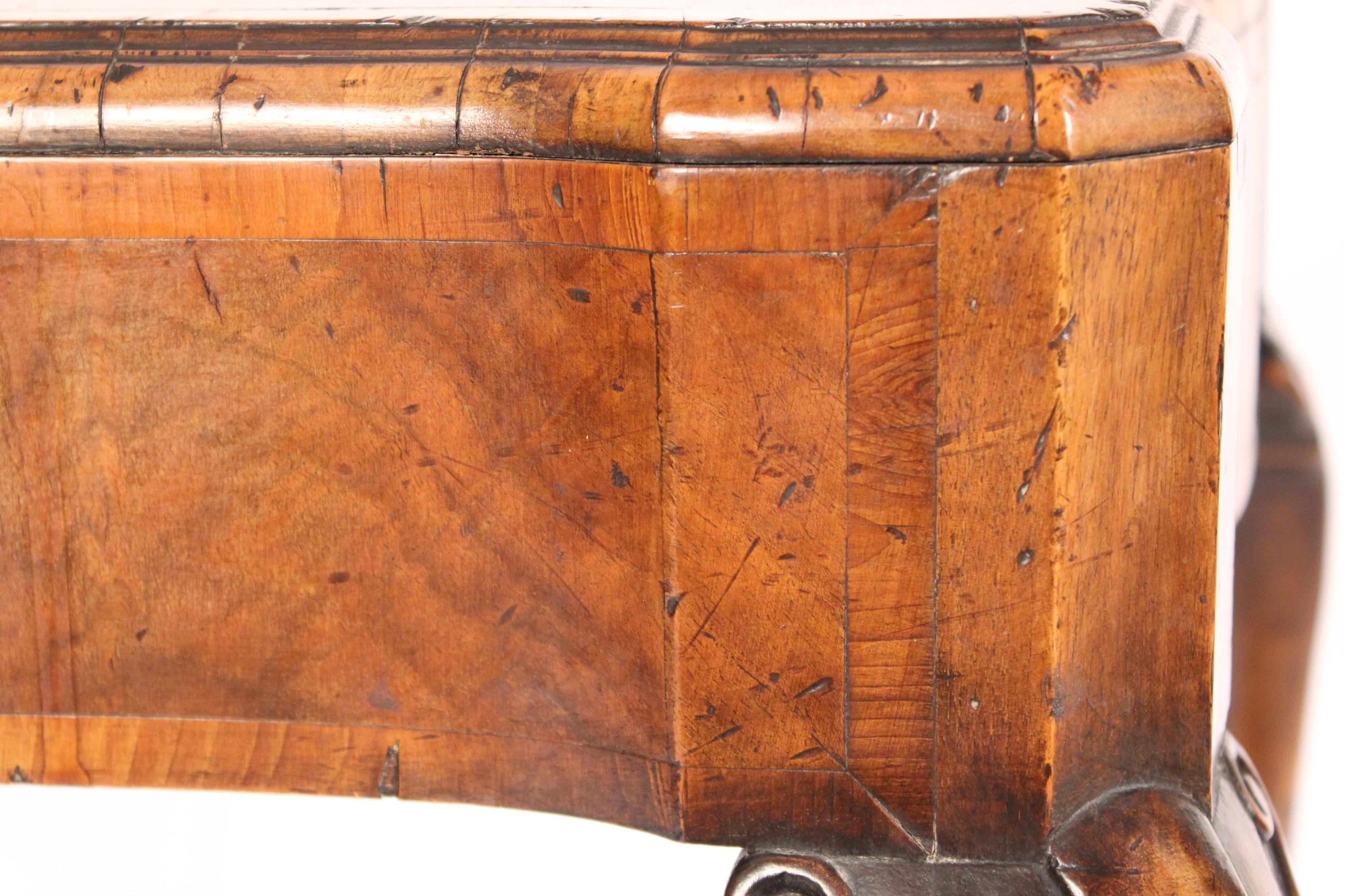 Ancienne table d'appoint en ronce de noyer de style George I en vente 4