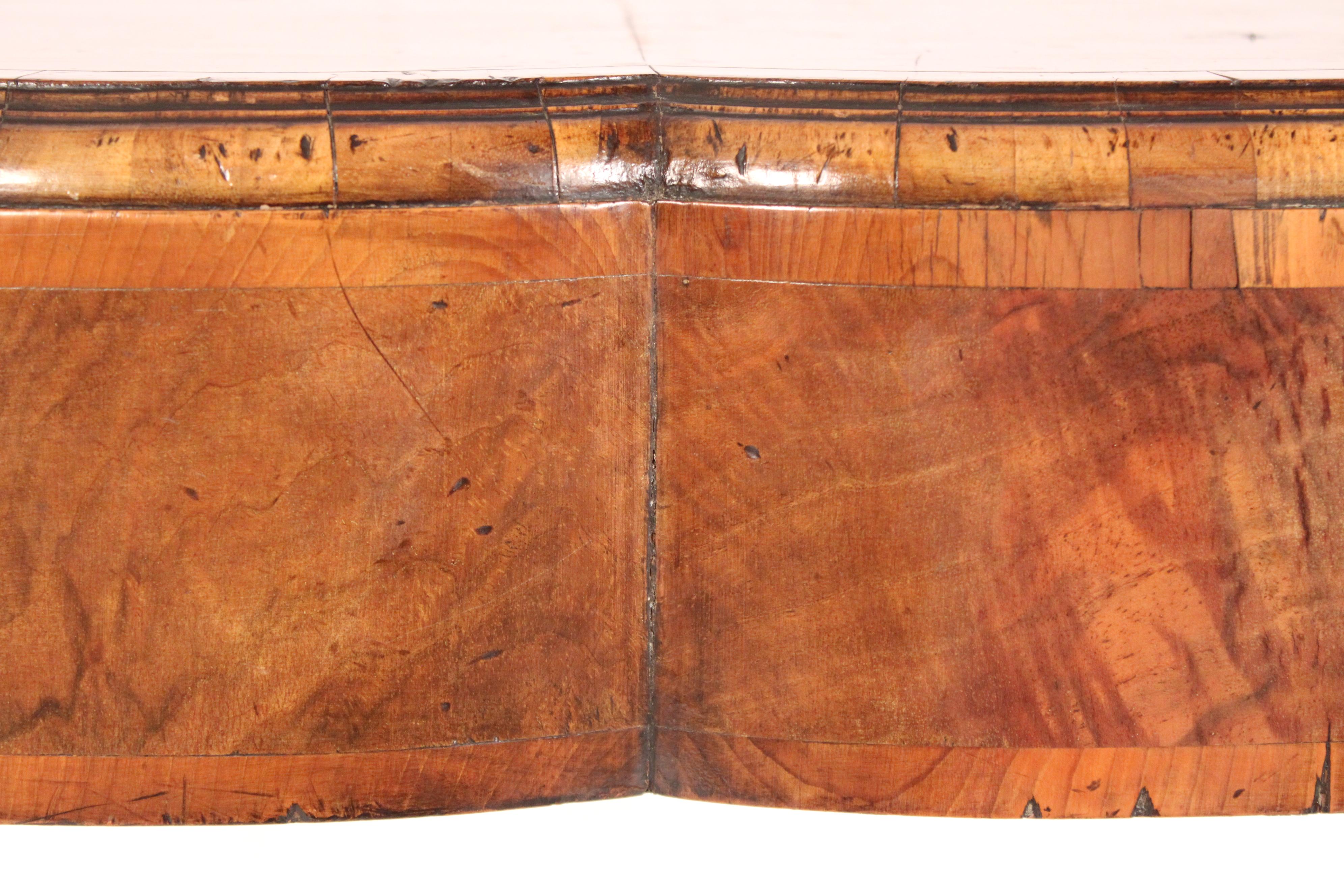 Ancienne table d'appoint en ronce de noyer de style George I en vente 5