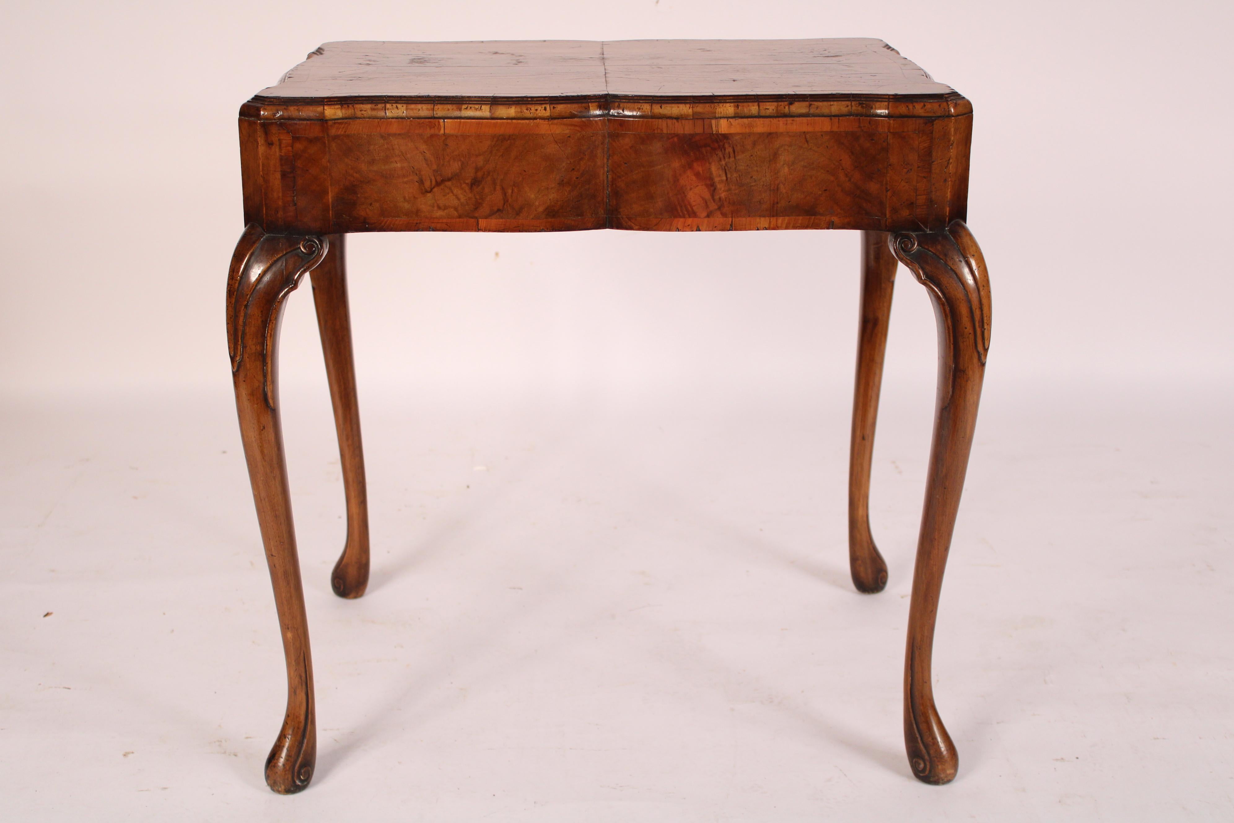 Table d'appoint ancienne en ronce de noyer de style George I, fabriquée en Angleterre, vers les années 1920. Le plateau est en ronce de noyer assortie avec des bordures croisées, les tabliers avant, arrière et latéraux en ronce de noyer avec des