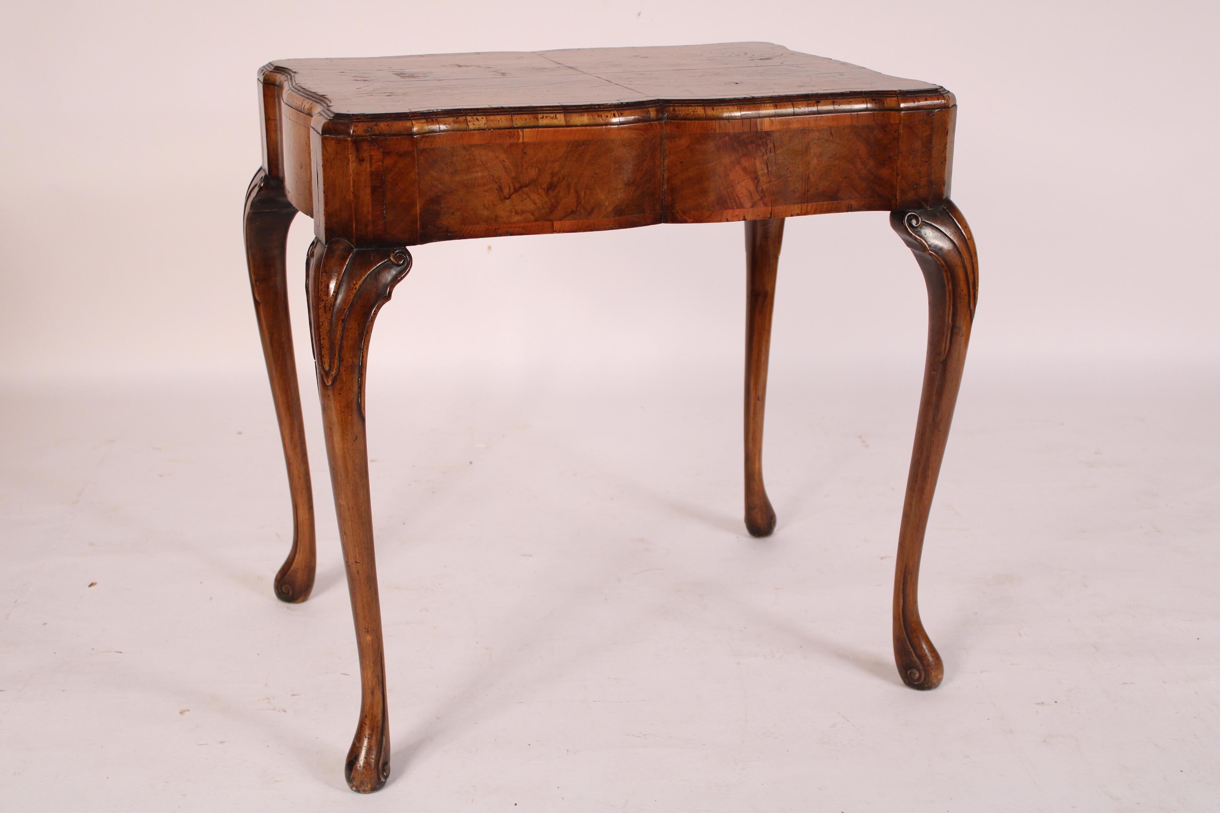 Anglais Ancienne table d'appoint en ronce de noyer de style George I en vente