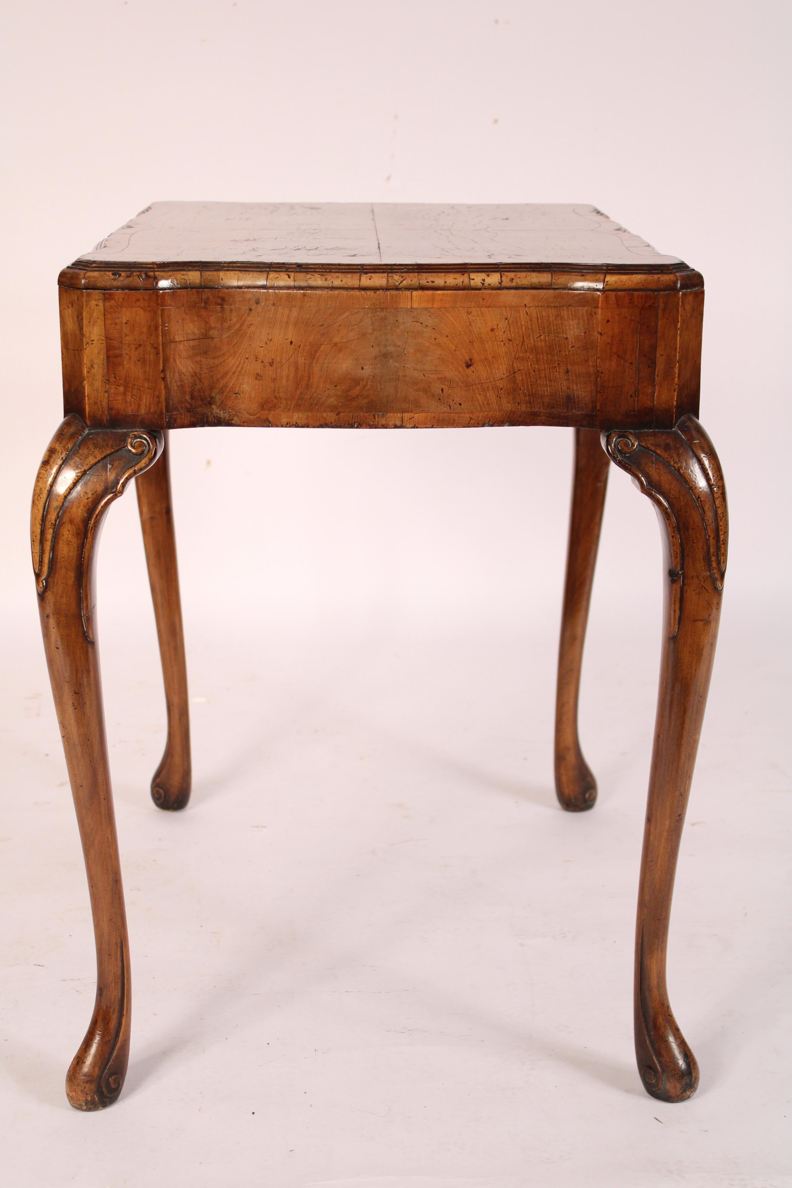 Ancienne table d'appoint en ronce de noyer de style George I Bon état - En vente à Laguna Beach, CA