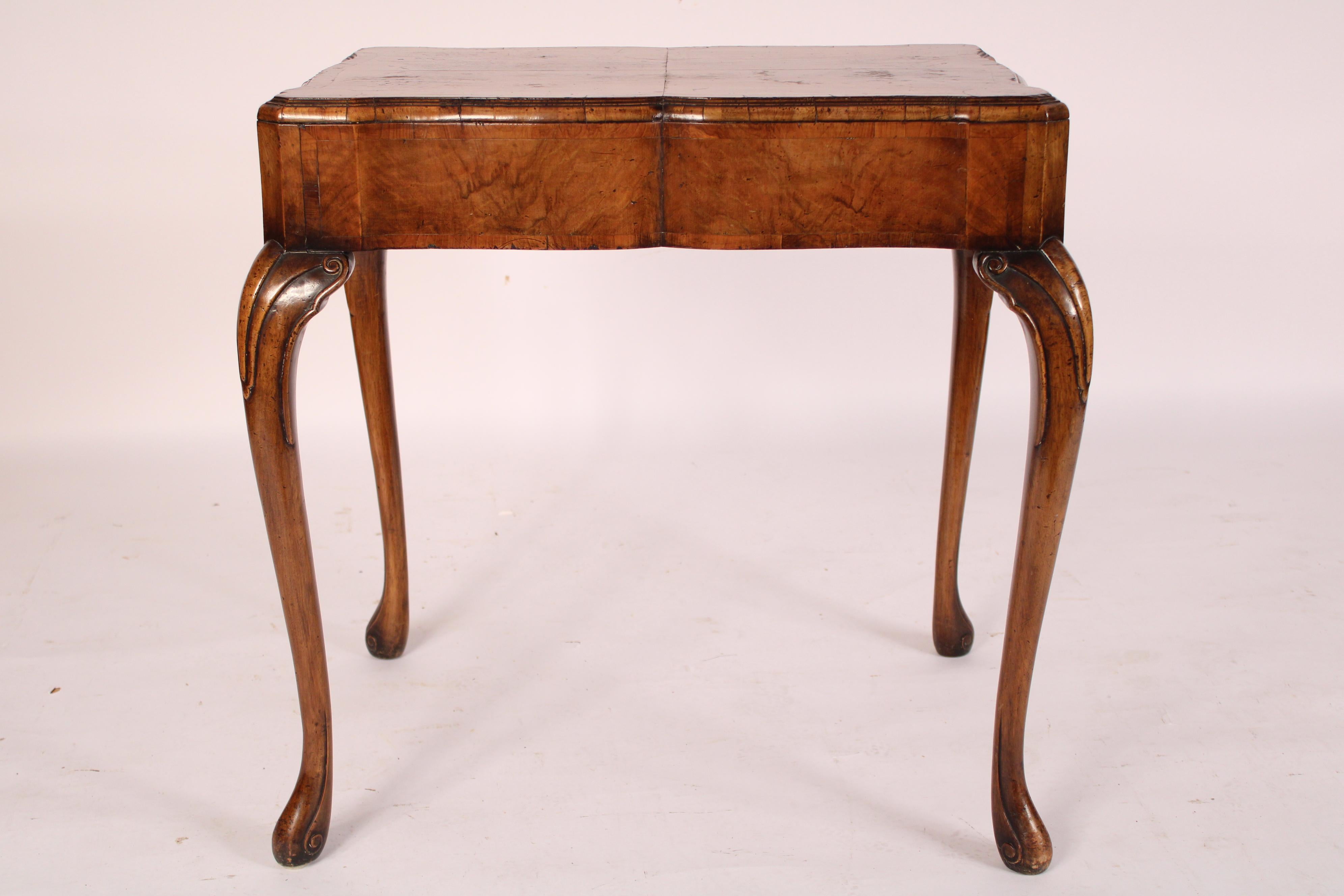 Début du 20ème siècle Ancienne table d'appoint en ronce de noyer de style George I en vente