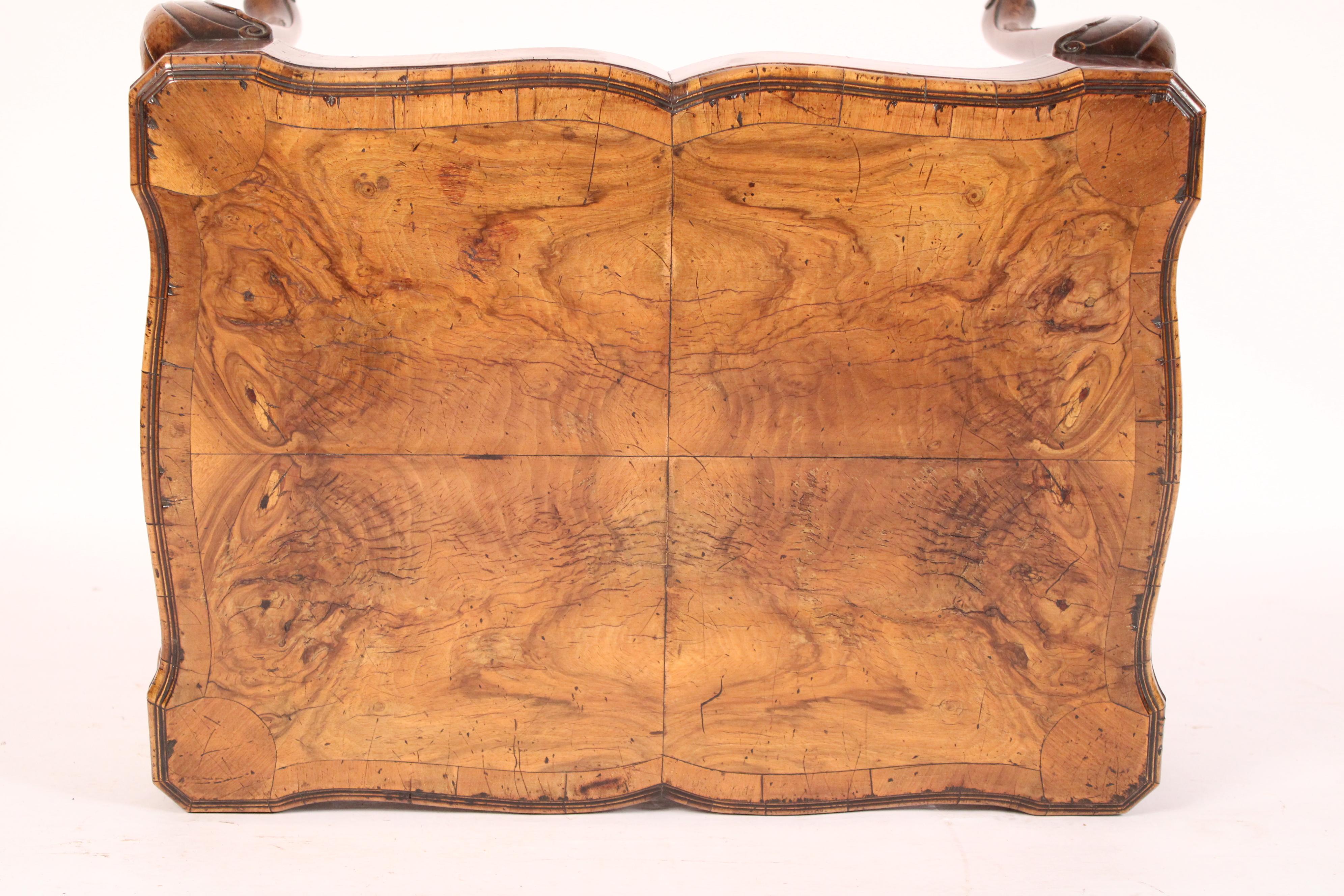 Noyer Ancienne table d'appoint en ronce de noyer de style George I en vente