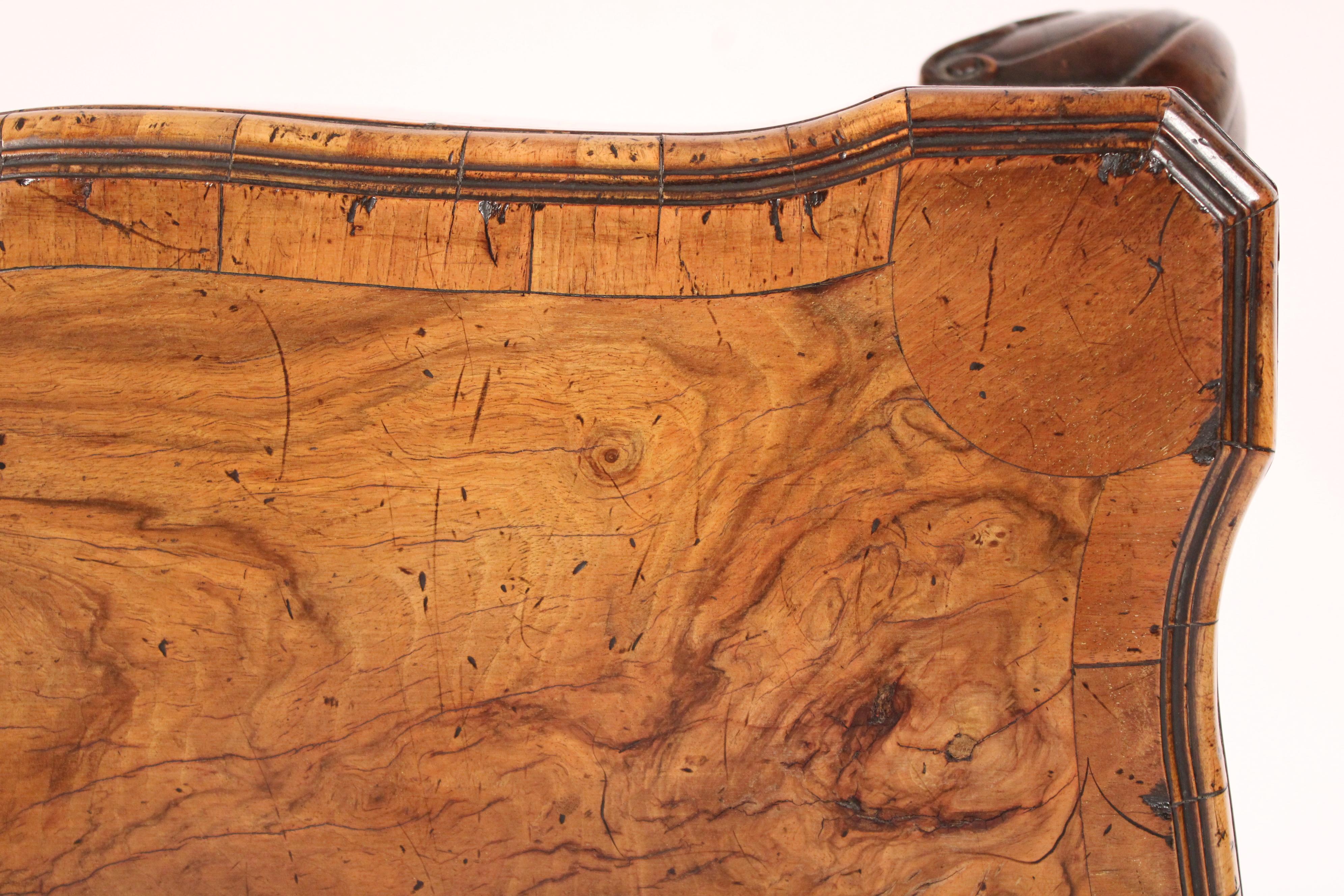 Ancienne table d'appoint en ronce de noyer de style George I en vente 1