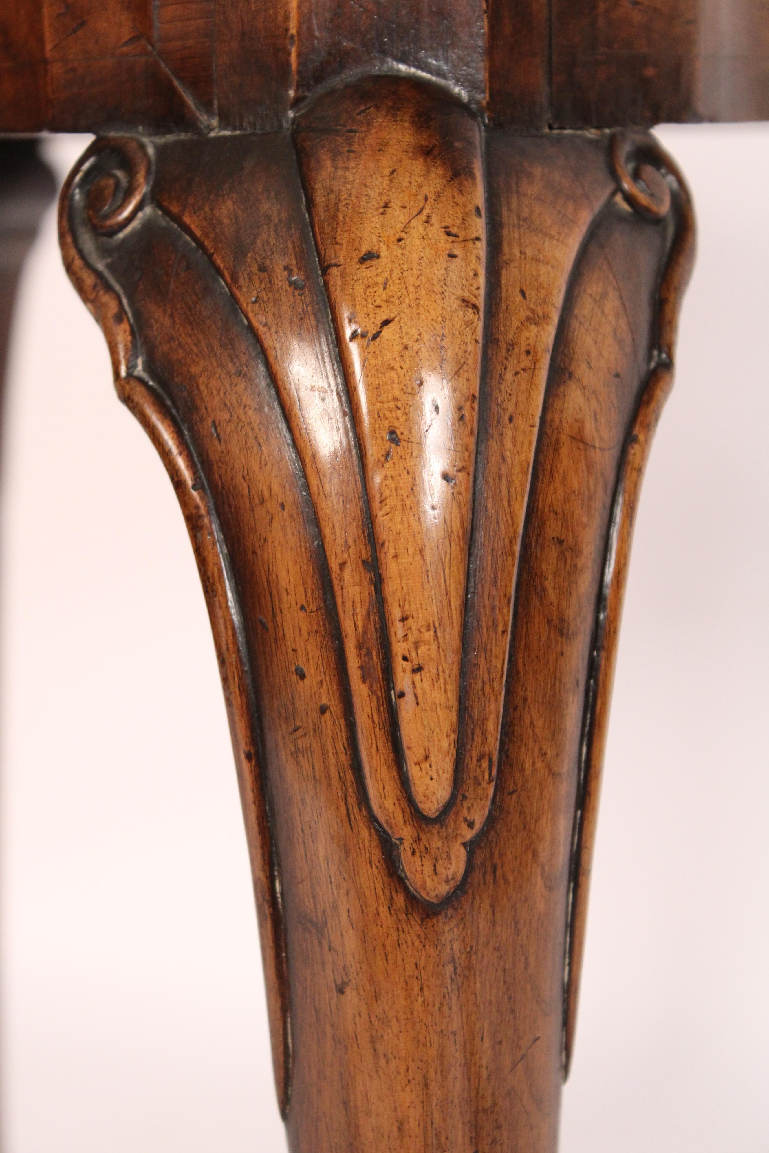 Ancienne table d'appoint en ronce de noyer de style George I en vente 3